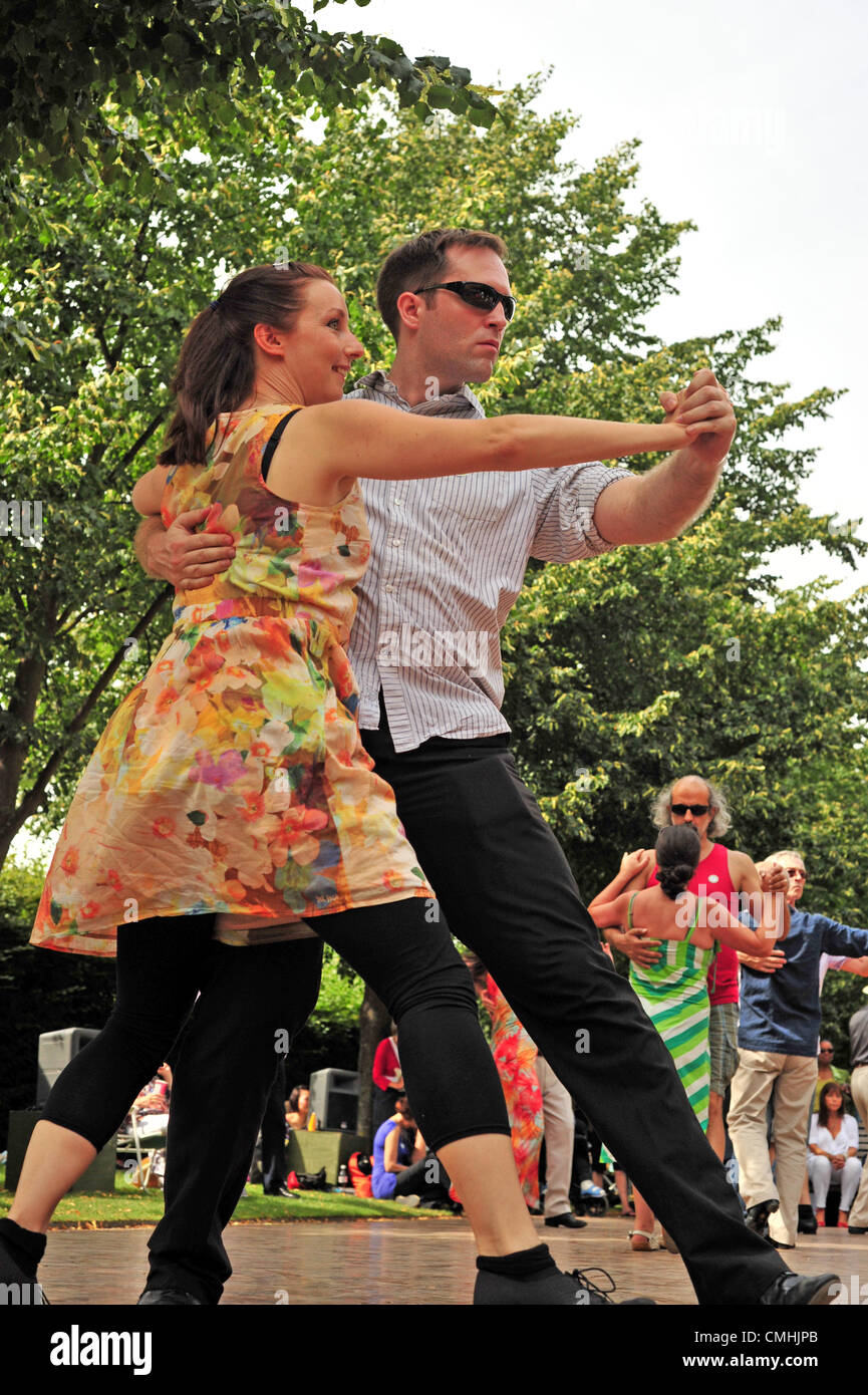 Les danseurs s'amusant à Regents Park ce weekend. Deux week-ends chaque année les passionnés de danse de salon (Samedi) et le Tango Argentin (dimanche) se réunissent pour danser sur le Broadwalk de Regents Park à l'aide d'arbres pour les parcs royaux. Organisé par Kele Baker qui a chorégraphié plusieurs Strictly Come Dancing tango routines, cette année c'est aussi le dernier week-end de les Jeux de 2012. Credit : Carole Edrich / Alamy Live News Banque D'Images
