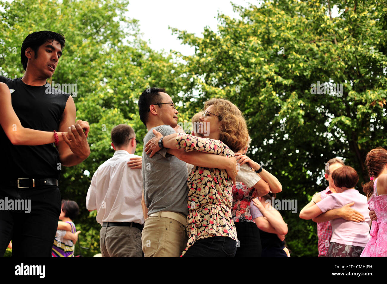 Les danseurs s'amusant à Regents Park ce weekend. Deux week-ends chaque année les passionnés de danse de salon (Samedi) et le Tango Argentin (dimanche) se réunissent pour danser sur le Broadwalk de Regents Park à l'aide d'arbres pour les parcs royaux. Organisé par Kele Baker qui a chorégraphié plusieurs Strictly Come Dancing tango routines, cette année c'est aussi le dernier week-end de les Jeux de 2012. Credit : Carole Edrich / Alamy Live News Banque D'Images