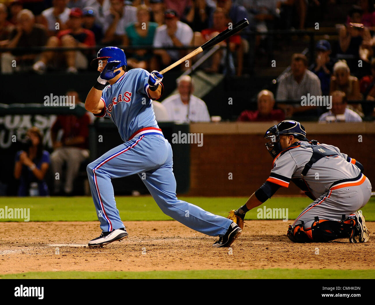 Le 11 août 2012 - Arlington, Texas, USA - Le 11 août 2010, Arlington, Tx. USA. Les Rangers du Texas pinch hitter MIKE OLT (L) frappe un walk off neuvième manche seul en face de Detroit Tigers catcher GERALD LAIRD (R) comme les Texas Rangers défait les Tigers de Detroit 2 à 1 dans un match de baseball à l'Ballpark à Arlington, au Texas. (Crédit Image : © Ralph Lauer/ZUMAPRESS.com) Banque D'Images