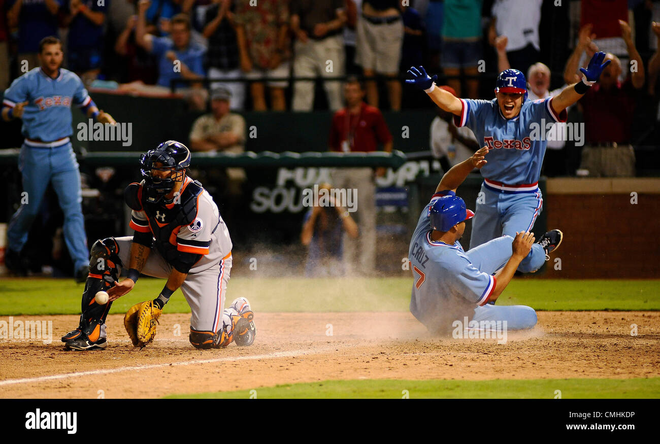 Le 11 août 2012 - Arlington, Texas, USA - Le 11 août 2010, Arlington, Tx. USA. Tigers de Detroit catcher GERALD LAIRD (L) obtient la balle après le Texas Rangers NELSON CRUZ (C) en neuvième manche comme IAN KINSLER (R) s'engouffre dans le Texas Rangers défait les Tigers de Detroit 2 à 1 dans un match de baseball à l'Ballpark à Arlington, au Texas. (Crédit Image : © Ralph Lauer/ZUMAPRESS.com) Banque D'Images