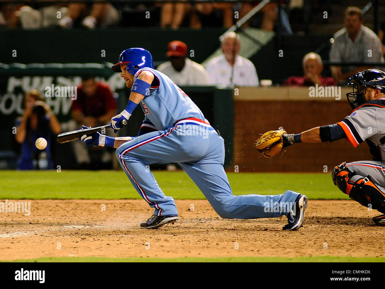 Le 11 août 2012 - Arlington, Texas, USA - Le 11 août 2010, Arlington, Tx. USA. Texas Rangers CRAIG GENTRY tente de bunt en avant des Tigers de Detroit catcher GERALD LAIRD en neuvième manche comme les Texas Rangers défait les Tigers de Detroit 2 à 1 dans un match de baseball à l'Ballpark à Arlington, au Texas. (Crédit Image : © Ralph Lauer/ZUMAPRESS.com) Banque D'Images