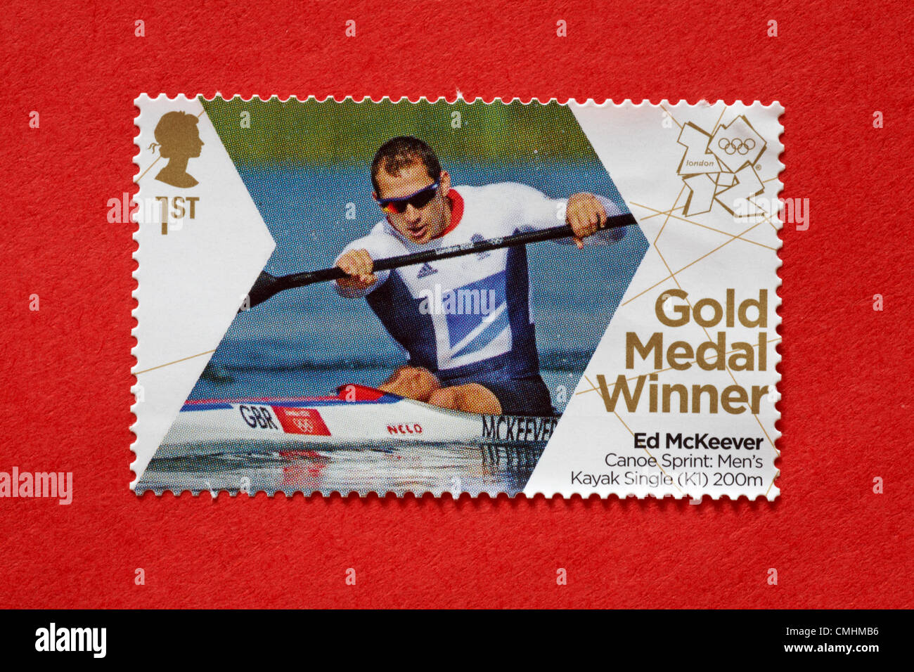 UK Dimanche 12 août 2012. Stamp à honneur médaillé d'Ed McKeever dans le sprint en canoë kayak monoplace hommes (K1) 200m. Timbre acheté et collé sur l'enveloppe rouge à envoyer à supporter olympique. Banque D'Images