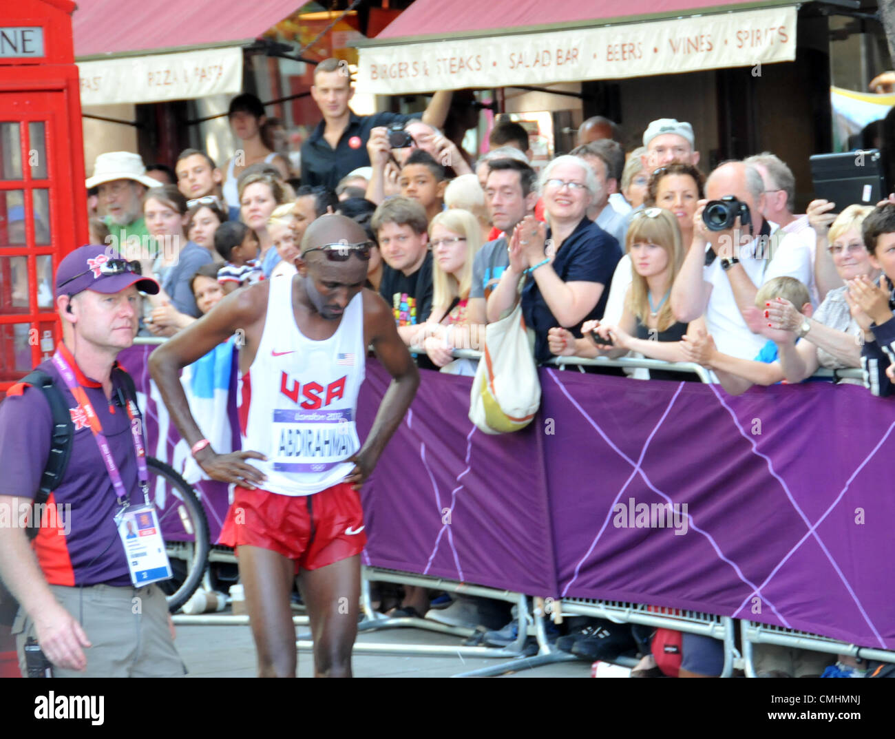 Trafalgar Square, Londres, Royaume-Uni. 12 août 2012. Un USA runner quitte les Jeux Olympiques de Londres du marathon masculin qui est géré par le centre de Londres. Banque D'Images