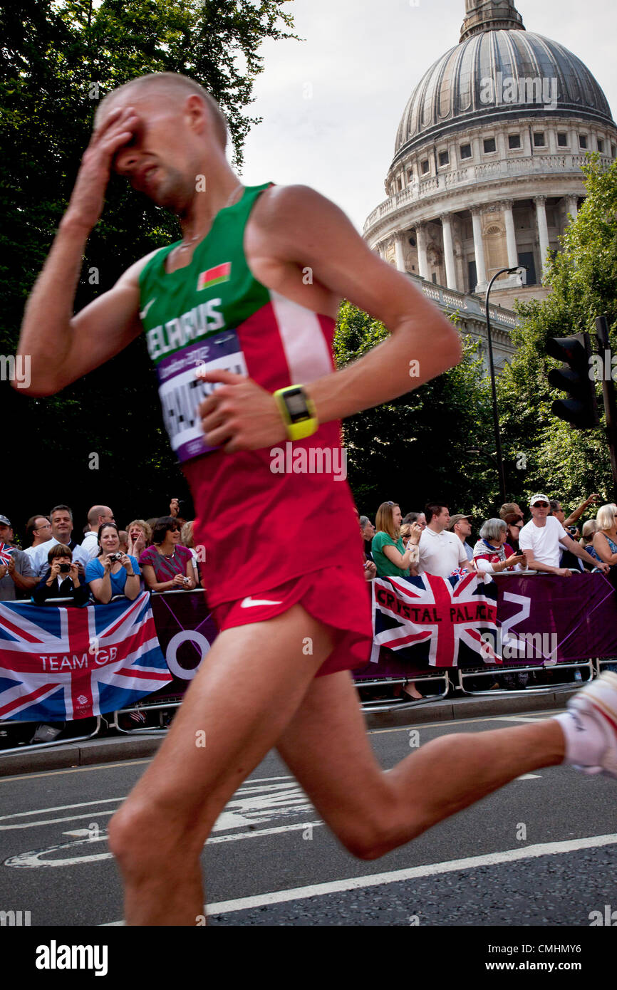 Londres, Royaume-Uni. Dimanche 12 août 2012. Marathon hommes montre concurrent sa fatigue devant la Cathédrale St Paul à travers la ville de Londres, le dernier des compétitions d'athlétisme dans l'Jeux olympiques de 2012 à Londres. Banque D'Images