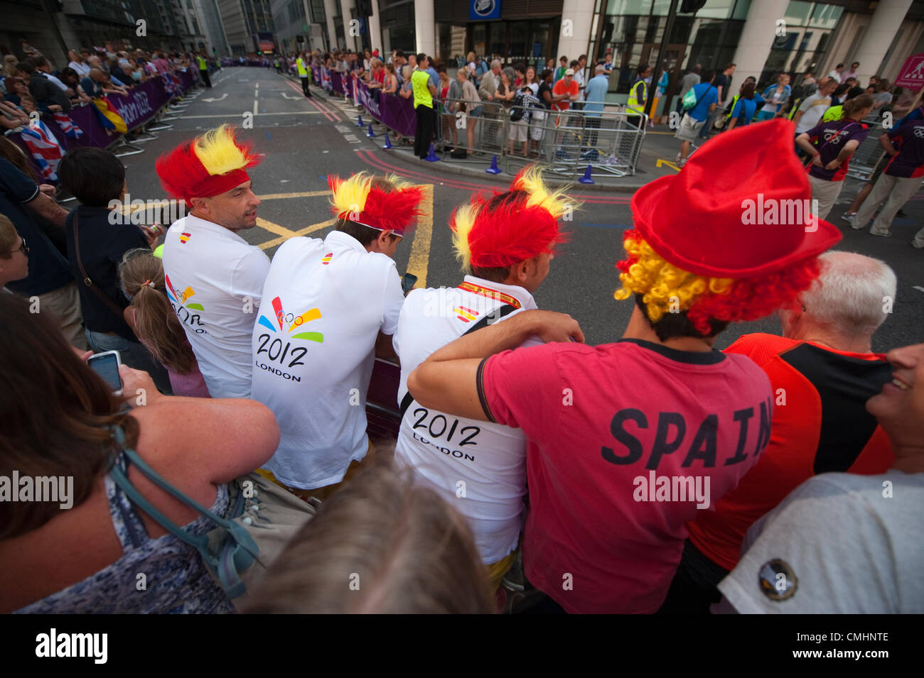 L'Espagnol spectateurs à Gracechurch Street dans la ville de Londres au cours de la mens marathon sur la dernière journée des Jeux Olympiques de Londres 2012 en plein soleil Banque D'Images