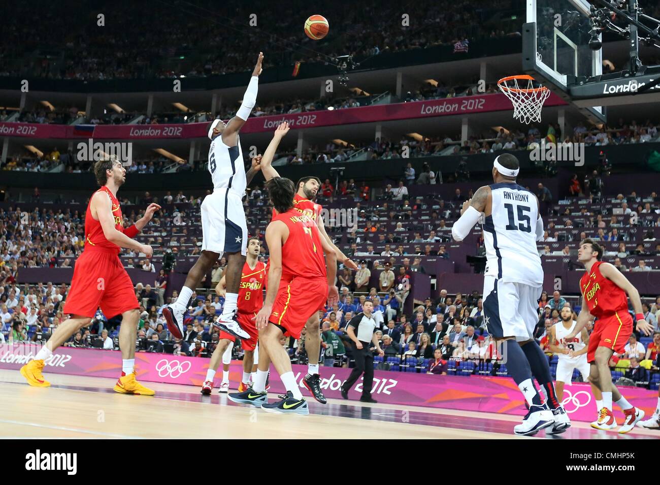 12.08.2012. Londres, Angleterre LeBron James de l'USA (L) prend le tir contre Juan-Carlos Navarro (C) de l'Espagne au cours de basket-ball jeu final à North Greenwich Arena au les Jeux Olympiques de 2012 à Londres, Londres, Grande-Bretagne, 12 août 2012. Banque D'Images