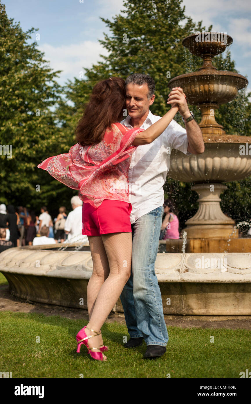 12Th Aug 2012. Danseurs Mojdeh Shirazi et Fadil Imeri s'amusant à Regents Park ce dimanche, quelques heures avant la cérémonie de clôture des Jeux Olympiques. Deux week-ends chaque année les passionnés de danse de salon (Samedi) et le Tango Argentin (dimanche) se réunissent pour danser sur le Broadwalk de Regents Park à l'aide d'arbres pour les parcs royaux. Organisé par Kele Baker qui a chorégraphié plusieurs Strictly Come Dancing tango routines, cette année c'est aussi le dernier week-end de les Jeux de 2012. Credit : Carole Edrich / Alamy Live News Banque D'Images