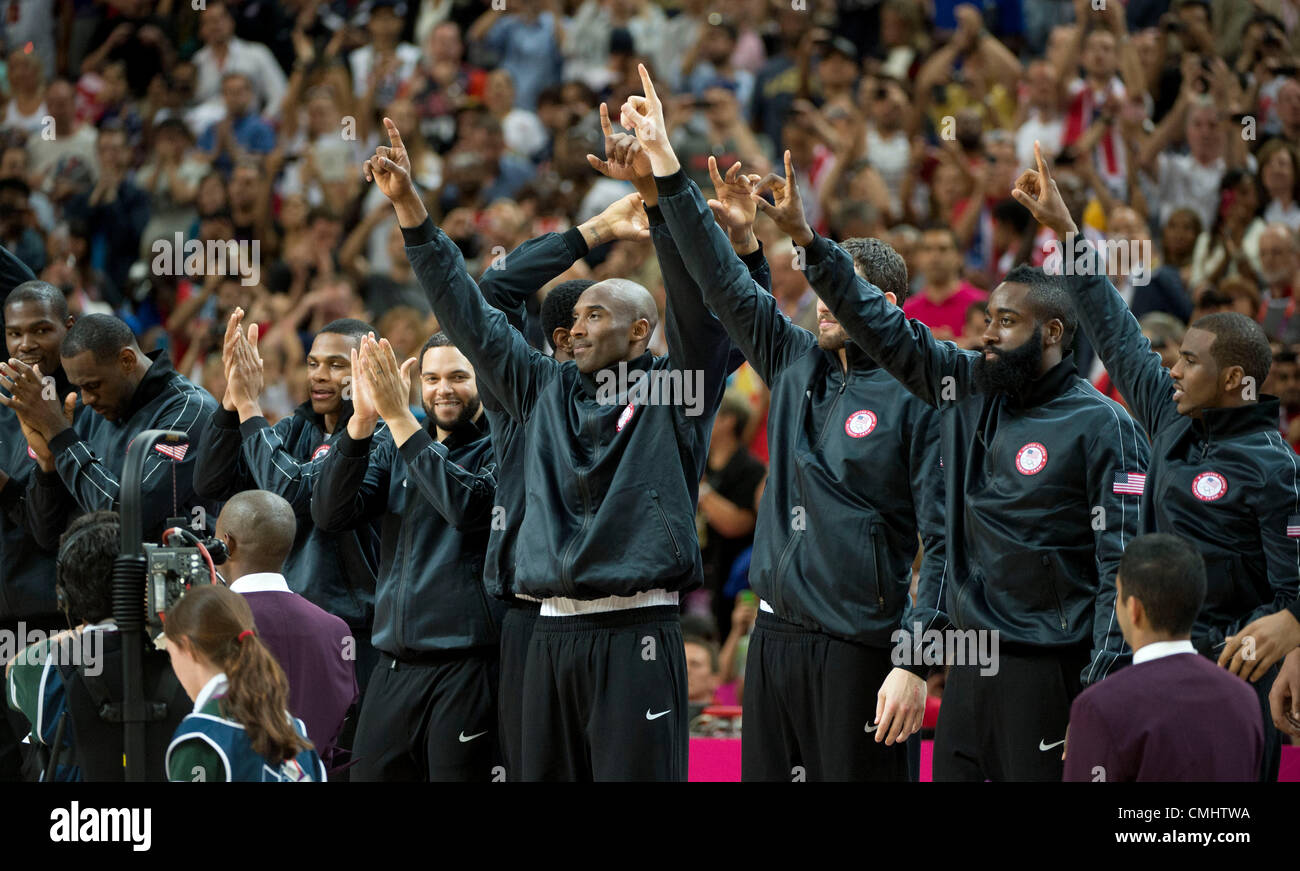 12 août 2012 - Londres, Angleterre, Royaume-Uni - Kevin Durant, Lebron James, Russell Westbrook, Deron Williams, Andre Iguodala, Kobe Bryant, Kevin Love, James Harden, Chris Paul, célébrer lors de la cérémonie de remise des prix pour le match de la médaille d'or pendant les Jeux Olympiques de Londres en 2012 à la North Greenwich Arena le 12 août 2012 à Londres, Royaume-Uni. (Crédit Image : © Paul Kitagaki Jr./ZUMAPRESS.com) Banque D'Images