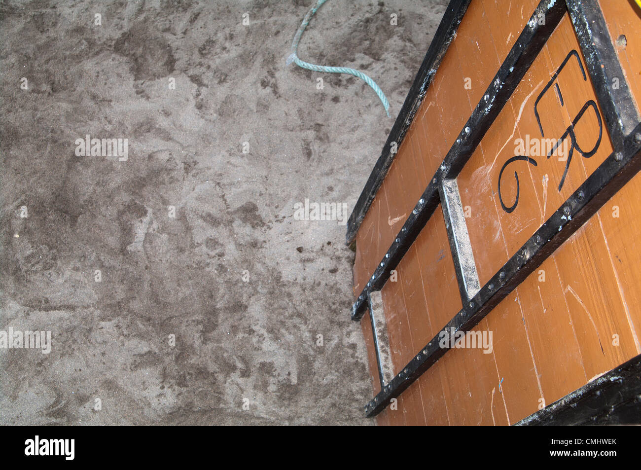 11Th Aug 2012. Corrida à la plage de sable fin de Praia da Vitória, ville Açores (l'élevage a été de les éleveurs de Herdeiros Ezequiel Rodrigues) Taureaux viennent de la meadows dans l'arène de la plage de sable pour la plus grande fête en l'île de Terceira Banque D'Images