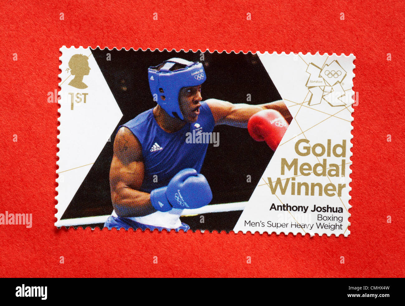 UK Le lundi 13 août 2012. Stamp à honneur médaillé d'Anthony Josué aux  hommes de boxe poids super-lourds de l'événement. Timbre acheté et collé  sur l'enveloppe rouge à envoyer à supporter olympique.