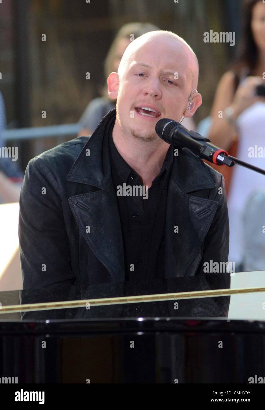 13Th Aug 2012. Isaac Slade sur scène pour NBC Today Show de concert avec la mêlée, Rockefeller Plaza, New York, NY, le 13 août 2012. Photo par : Derek Storm/Everett Collection/Alamy Live News Banque D'Images