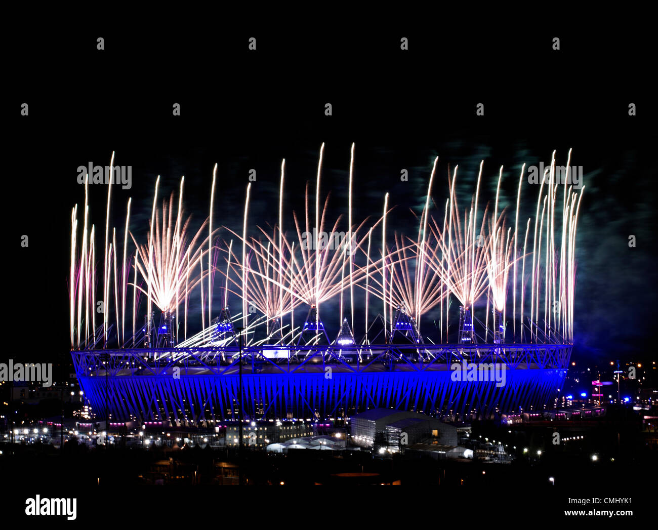 D'artifice aller au-dessus du stade olympique et de l'orbite au cours de la cérémonie de clôture des Jeux Olympiques de 2012 à Londres au parc olympique, Londres, Grande-Bretagne, 12 août 2012. Banque D'Images