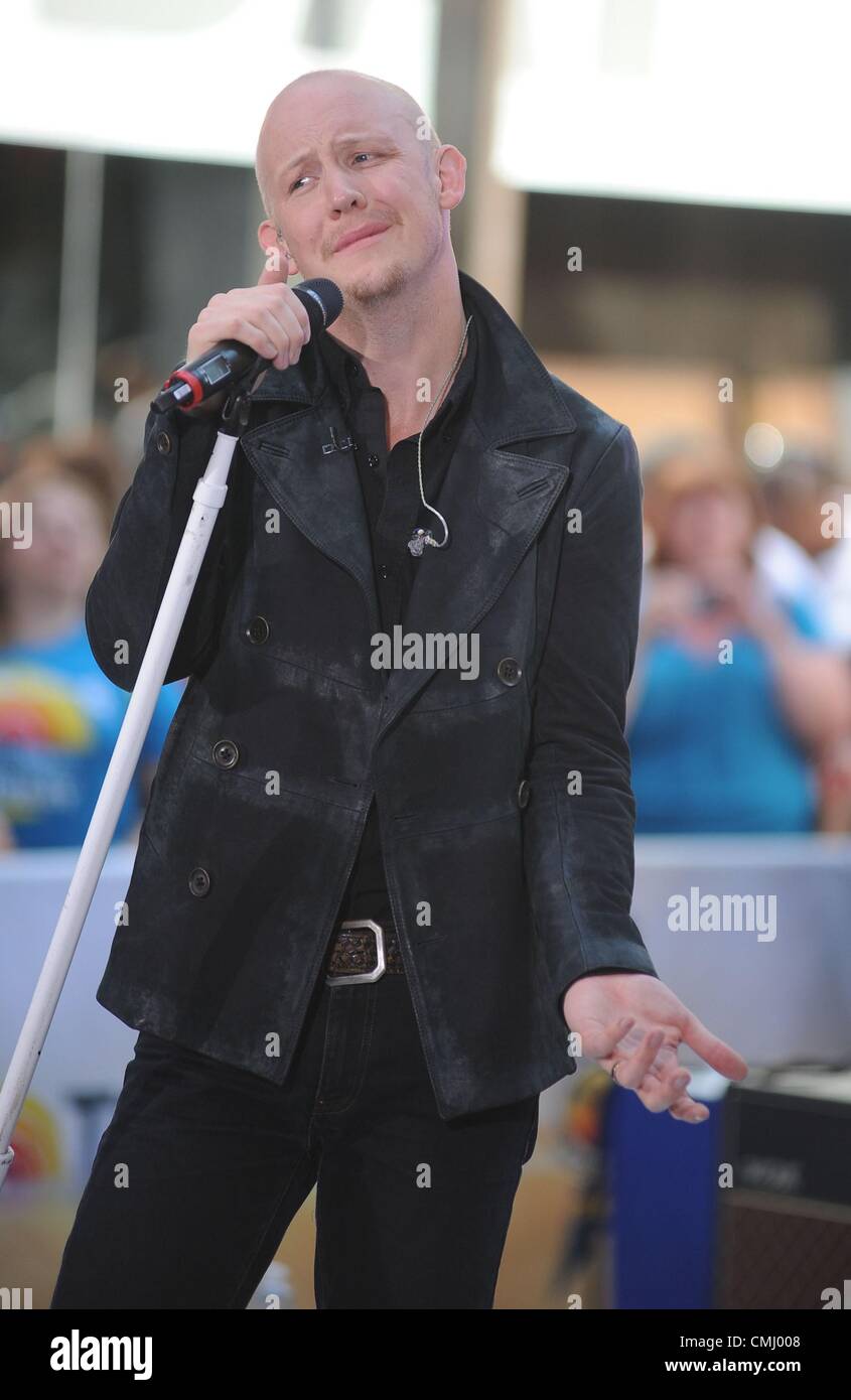 Isaac Slade sur scène pour NBC Today Show de concert avec la mêlée, Rockefeller Plaza, New York, NY, le 13 août 2012. Photo par : Kristin Callahan/Everett Collection Banque D'Images