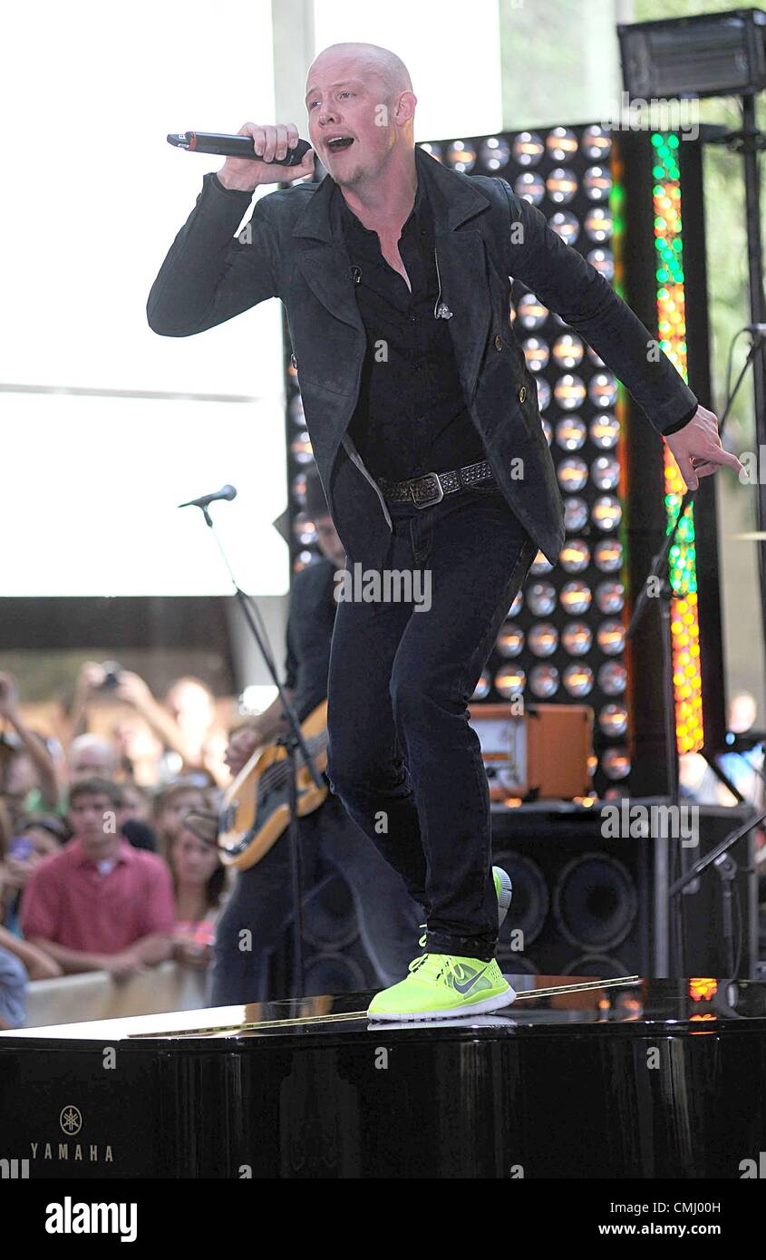 Isaac Slade sur scène pour NBC Today Show de concert avec la mêlée, Rockefeller Plaza, New York, NY, le 13 août 2012. Photo par : Kristin Callahan/Everett Collection Banque D'Images