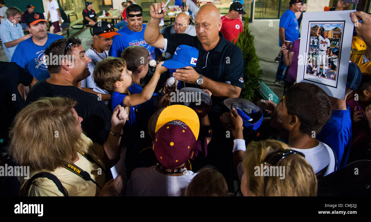 13 août 2012 - Aberdeen, Maryland, États-Unis - Cal Ripken Jr., signe des autographes après le dévouement de façon Ripken et Ernie Tyler Cours à l'Académie Cal Ripken à Aberdeen, Maryland le 13 août 2012. La cérémonie a été suivie par les membres de la famille de l'assistant du juge-arbitre et clubhouse de longue date Ernie Tyler et Cal Ripken Jr.. Tyler's fils Fred Tyler lança la première balle de Cal Ripken. (Crédit Image : © Scott Serio/Eclipse/ZUMAPRESS.com) Banque D'Images