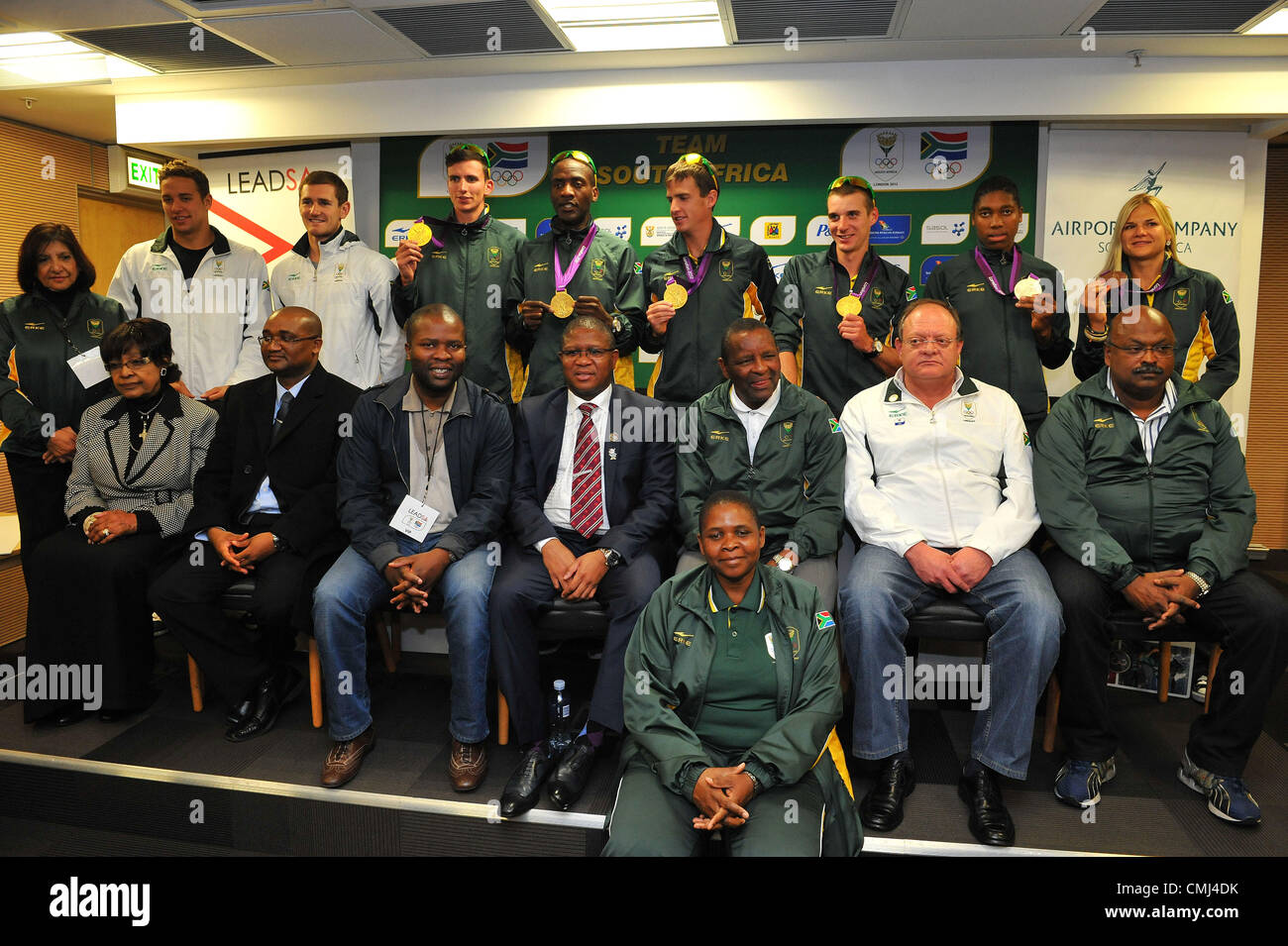 14Th Aug 2012 Johannesburg, Afrique du Sud. Gagnants de médailles avec des dignitaires lors de l'arrivée de l'équipe olympique d'Afrique du Sud et conférence de presse à l'aéroport international OR Tambo le 14 août 2012 à Johannesburg, Afrique du Sud Photo De Duif du Toit / Images Gallo Banque D'Images