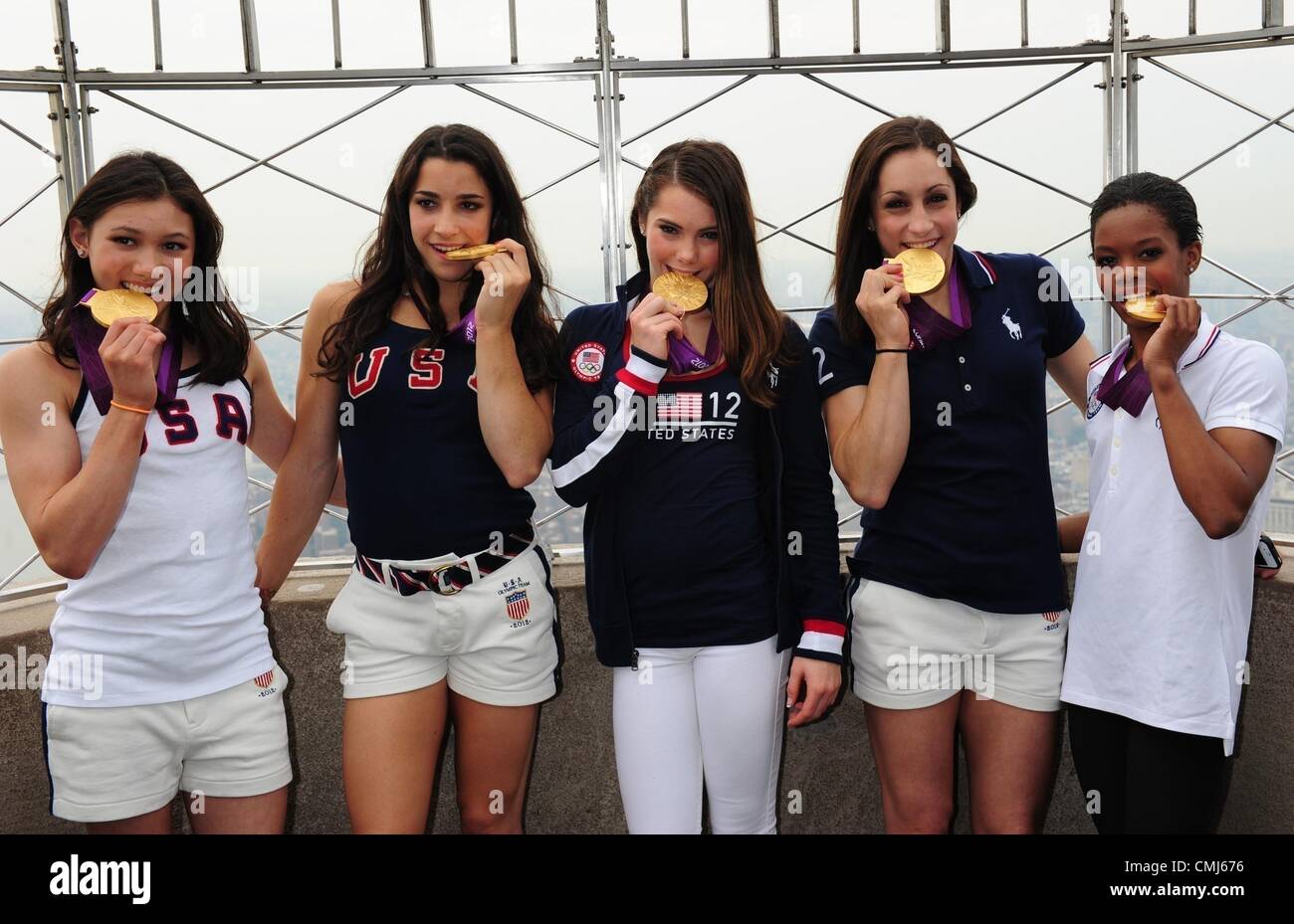 14 août 2012 - Manhattan, New York, États-Unis - KYLA ROSS, ALY RAISMAN, MCKAYLA MARONEY, JORDANIE WIEBER et GABBY DOUGLAS sur la 86e étage. Le ''Cinq'' US Women's Gymnastics Team gagnants de l'équipe Médaille d'or au Jeux Olympiques de Londres 2012 Gams lumière et d' l'Empire State Building en l'honneur de leurs victoires. (Crédit Image : © Bryan Smith/ZUMAPRESS.com) Banque D'Images