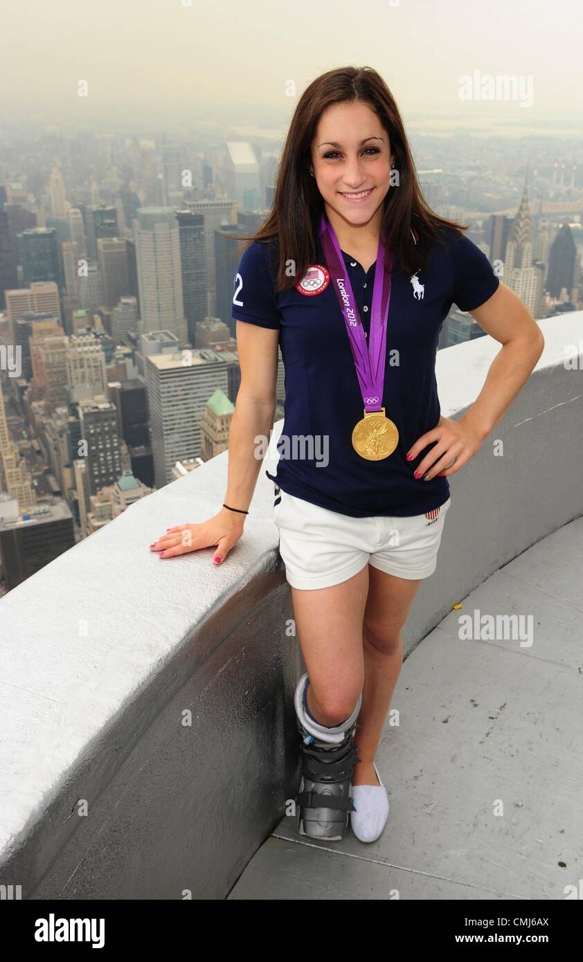 14 août 2012 - Manhattan, New York, États-Unis - JORDANIE WIEBER sur la 103ème étage parapet. Le ''Cinq'' US Women's Gymnastics Team gagnants de l'équipe Médaille d'or au Jeux Olympiques de Londres 2012 Gams lumière et d' l'Empire State Building en l'honneur de leurs victoires. (Crédit Image : © Bryan Smith/ZUMAPRESS.com) Banque D'Images