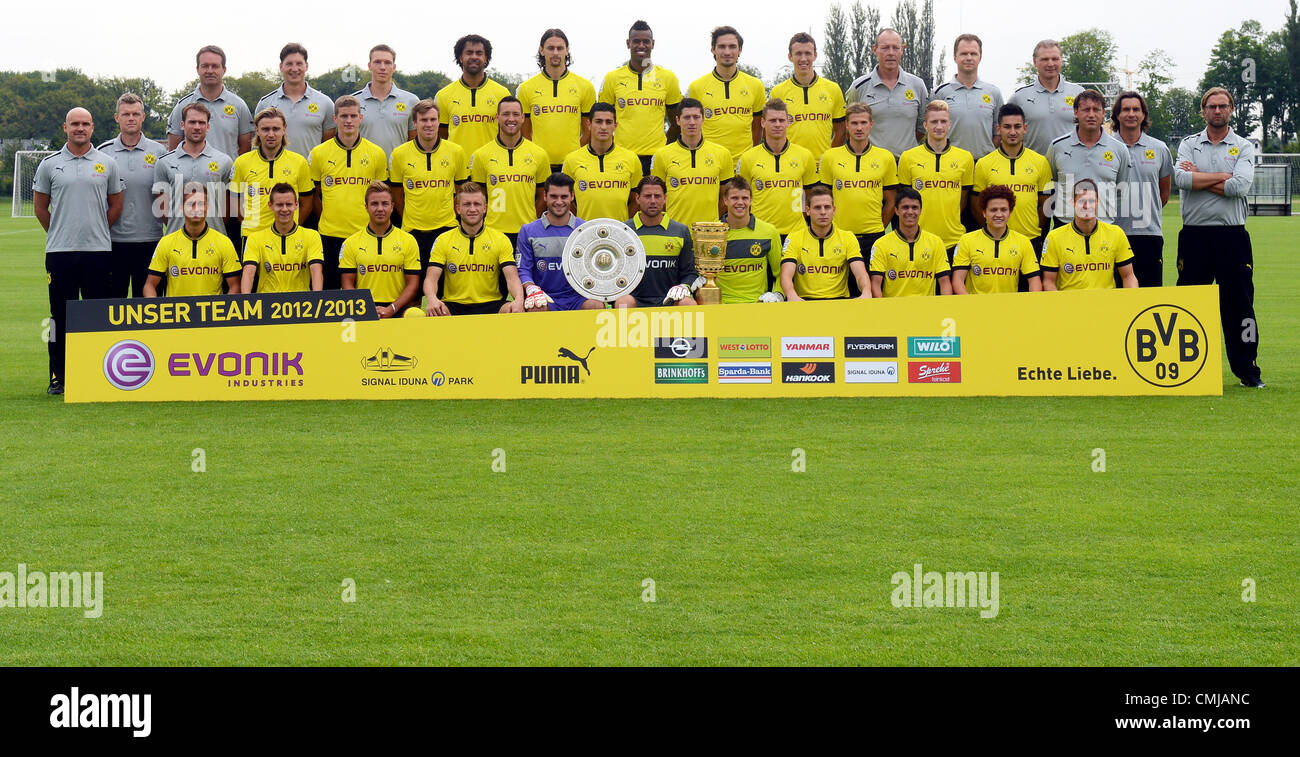 31.07.2012. Dortmund, Allemagne. Photocall de German Bundesliga Football Club Borussia Dortmund le 31 juillet 2012 à Dortmund : (dernière rangée arrière de gauche à droite) : Fitness coach Andreas Schlumberger, entraîneur de réadaptation Andreas Beck, l'entraîneur adjoint Florian Wangler, Patrick Owomoyela, Neven Subotic, Felipe Santana, Mats Hummels, Ivan Perisic, gestionnaire d'équipements Frank Graefen, médecin de l'équipe entraîneur gardien Markus Braun und Wolfgang 'Teddy' de Beer, deuxième (première rangée L-R) : Physiothérapeute Thomas Zetzmann, Physiothérapeute Peter Kuhnt, physiothérapeute, Voeste Thorben Marcel Schmelzer, Sven Bender, Kevin Grosskreutz, Ju Banque D'Images 31.07.2012. Dortmund, Allemagne. Photocall de German Bundesliga Football Club Borussia Dortmund le 31 juillet 2012 à Dortmund : (dernière rangée arrière de gauche à droite) : Fitness coach Andreas Schlumberger, entraîneur de réadaptation Andreas Beck, l'entraîneur adjoint Florian Wangler, Patrick Owomoyela, Neven Subotic, Felipe Santana, Mats Hummels, Ivan Perisic, gestionnaire d'équipements Frank Graefen, médecin de l'équipe entraîneur gardien Markus Braun und Wolfgang 'Teddy' de Beer, deuxième (première rangée L-R) : Physiothérapeute Thomas Zetzmann, Physiothérapeute Peter Kuhnt, physiothérapeute, Voeste Thorben Marcel Schmelzer, Sven Bender, Kevin Grosskreutz, Ju Banque D'Images