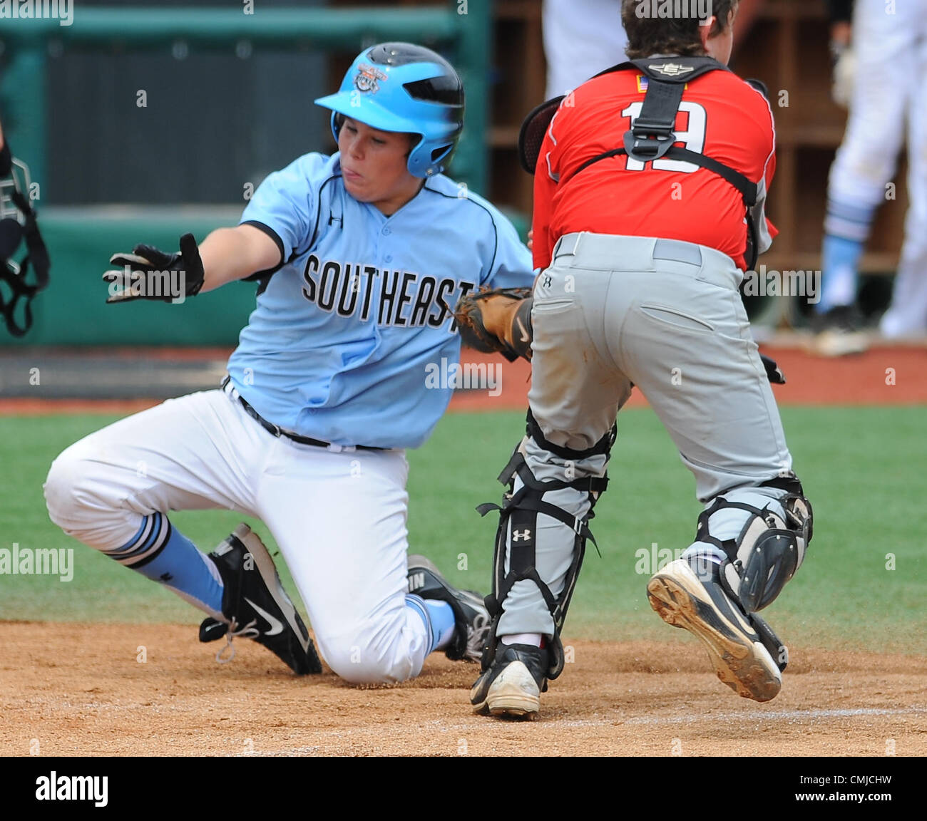 15 août 2012 - Aberdeen, Maryland, États-Unis - Mattoon(il)'s Garrette Branson tags out Jupiter(FL) Daniel Lynch frapper à la maison pendant la Cal Ripken Babe Ruth World Series à Aberdeen, Maryland le 15 août 2012. Jupiter(FL) défait Mattoon(IL) 9-8. (Crédit Image : © Scott Serio/Eclipse/ZUMAPRESS.com) Banque D'Images