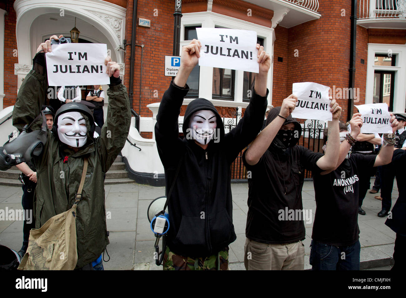 Londres, Royaume-Uni. Jeudi 16 août 2012. Les partisans de Julian Assange de UK anonyme portant des masques à l'extérieur de l'ambassade de l'Équateur. Les manifestants étaient pacifiques et tenaient des pancartes disant 'Je suis Julian'. Banque D'Images