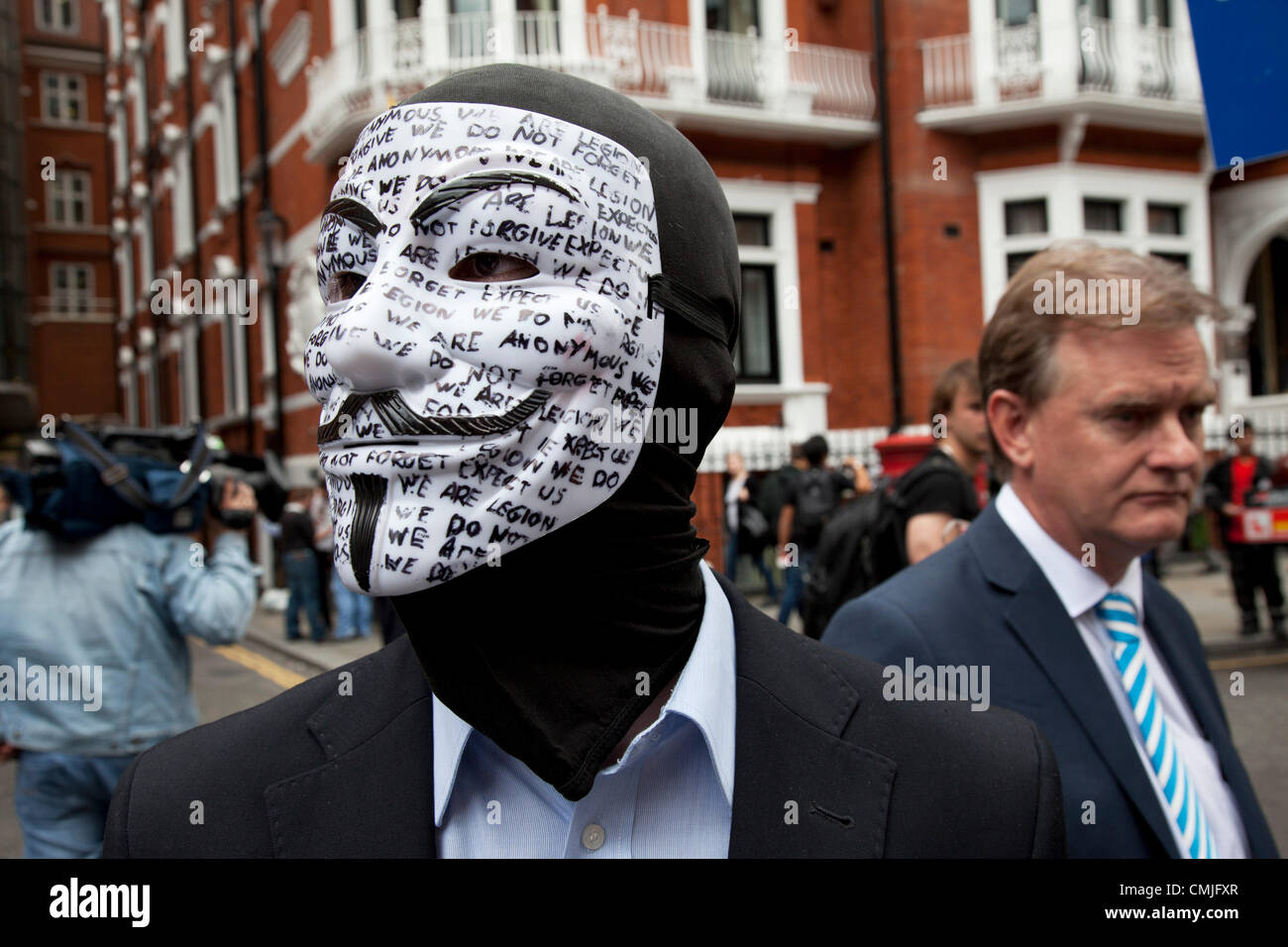 Londres, Royaume-Uni. Jeudi 16 août 2012. Les partisans de Julian Assange de UK anonyme portant des masques à l'extérieur de l'ambassade de l'Équateur. Les manifestants étaient pacifiques et tenaient des pancartes disant 'Je suis Julian'. Banque D'Images