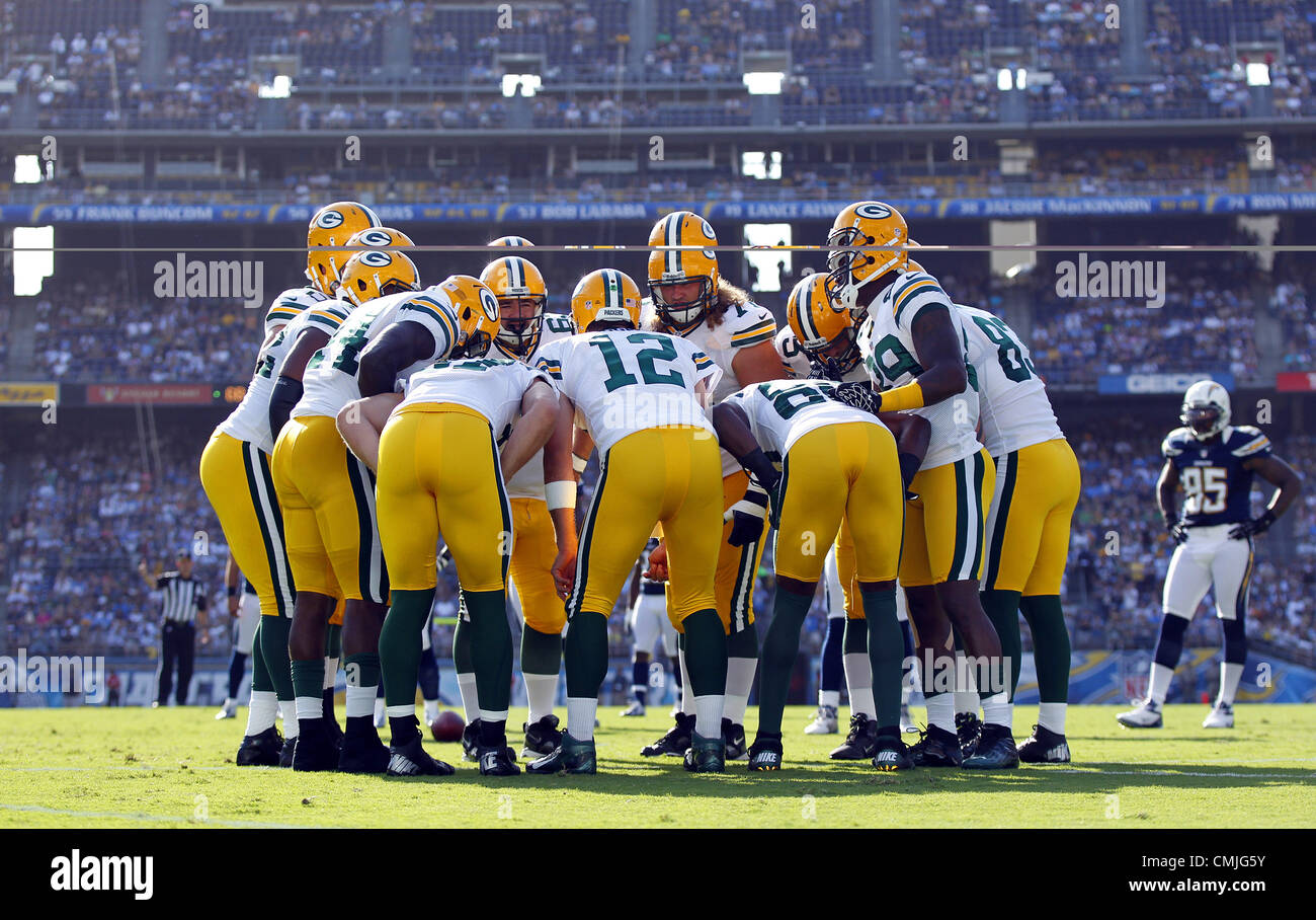 9 août, 2012 - San Diego, CA, USA - 9 août 2012 - San Diego, Californie,  USA - Green Bay Packers quarterback AARON RODGERS (12) réunions avec son  équipe pendant un match
