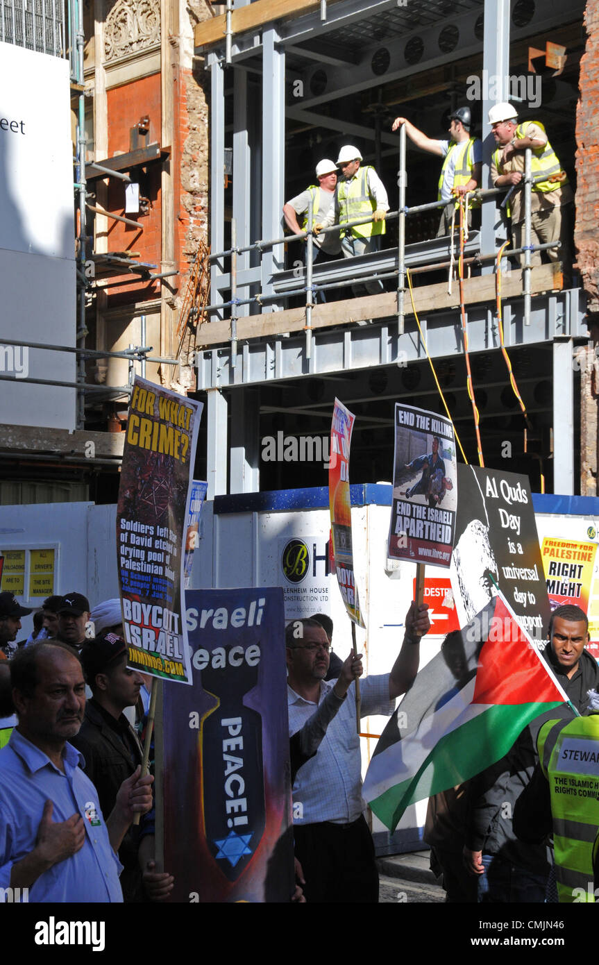 Grosvenor Street, Londres, Royaume-Uni. 17 août 2012. Les travailleurs de la construction voir la marche sur l'al-Quds Day [Journée de Jérusalem] mars se déroule à travers le centre de Londres et se termine à l'extérieur de l'ambassade américaine. La marche a lieu dans la dernière semaine du Ramadan en faveur du peuple palestinien. Banque D'Images
