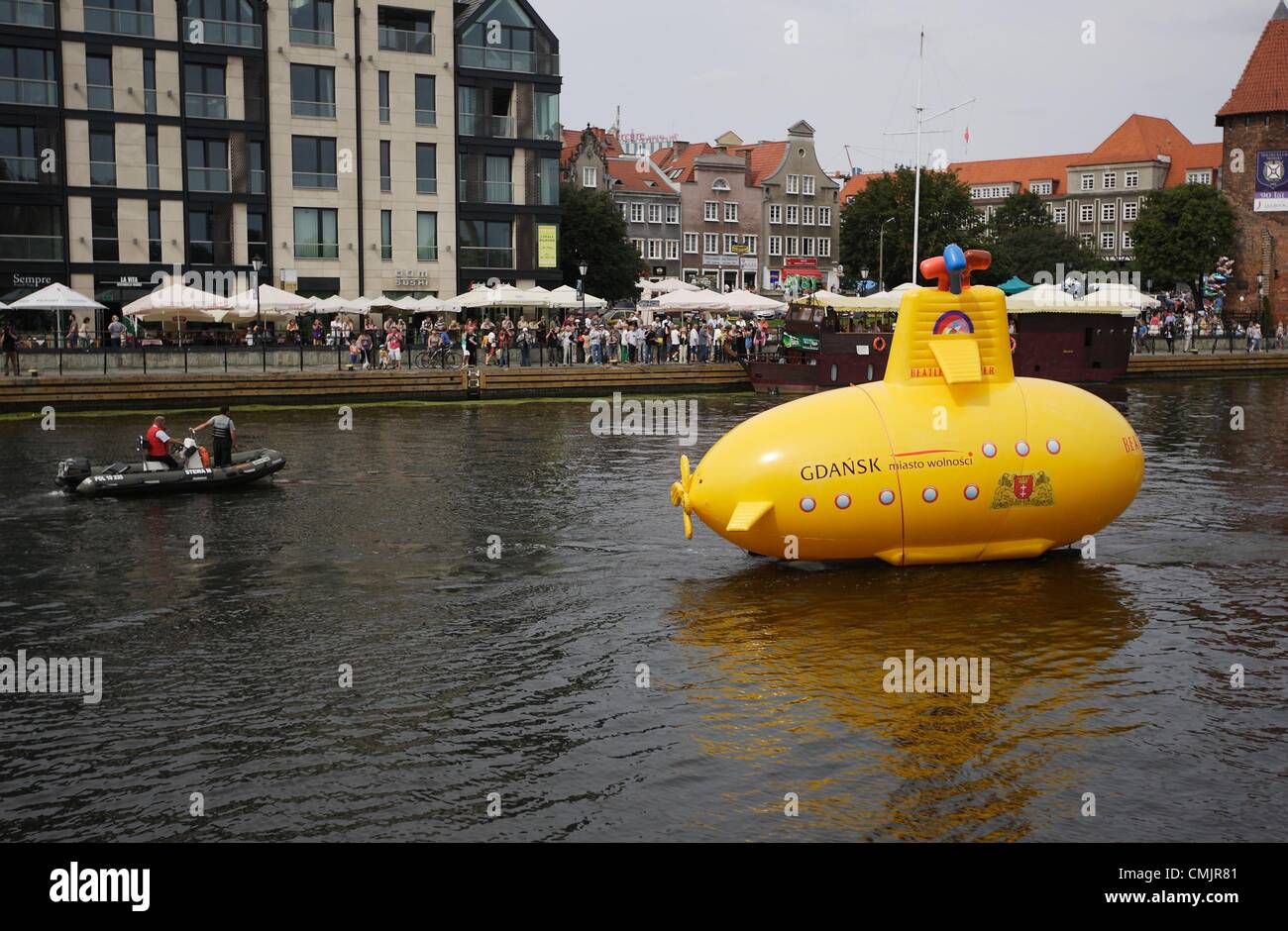 Gdansk, Pologne 18 mai, août 2012 Sous-marin jaune sur la rivière Motlawa. Performance organisée dans le 50e anniversaire du premier concert des Beatles avec des membres de la bande. Sous-marin jaune est l'un des événements de la "Semaine de la légende - Gdansk, le jubilé des Beatles'. Banque D'Images