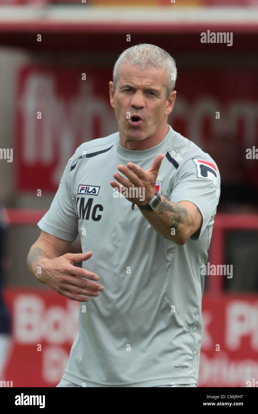 18.08.2012 Exeter, Angleterre. Assistant-gérant de Morecambe Ken McKenna avant la NPower League 2 Correspondance entre la Ville d'Exeter et Morecambe à St James Park. Banque D'Images