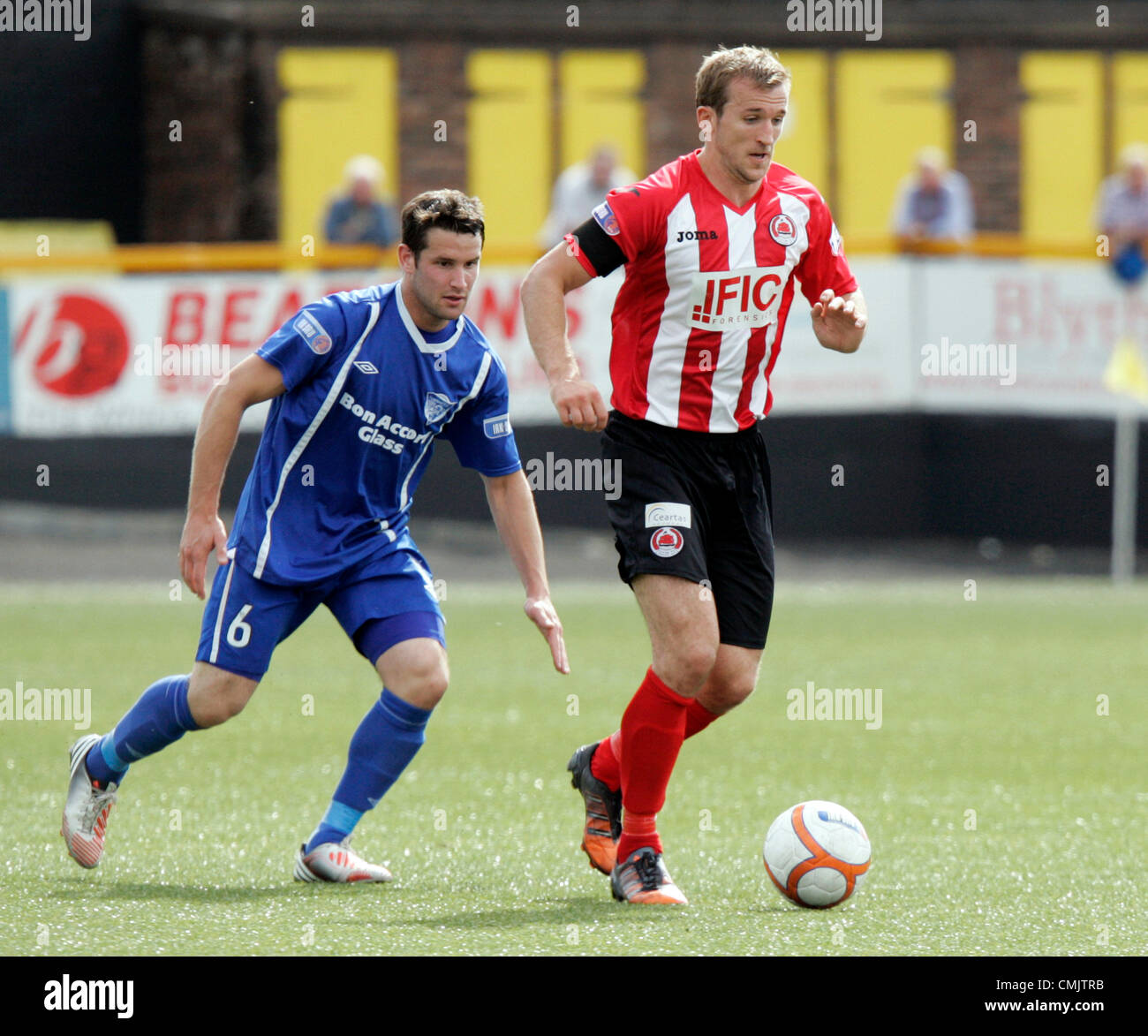 18.08.2012 Alloa, en Écosse. 7 et 6 John Neill, Dean Dowie en action au cours de la Scottish Football League Division 3 match entre Peterhead Clyde et de terrain de jeux. Banque D'Images