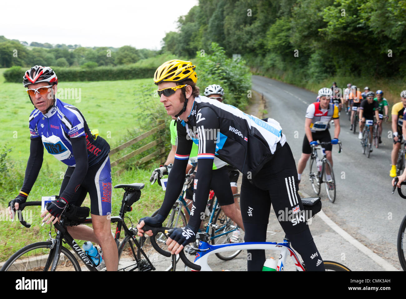 Bradley Wiggins, récent vainqueur du Tour de France et médaillée d'or aux Jeux Olympiques, arrivant à Wray dans le Lancashire, Royaume-Uni, sur son premier tour avec Brad sportive dans l'aide de la Fondation Bradley Wiggins le dimanche 19 août 2012. Banque D'Images