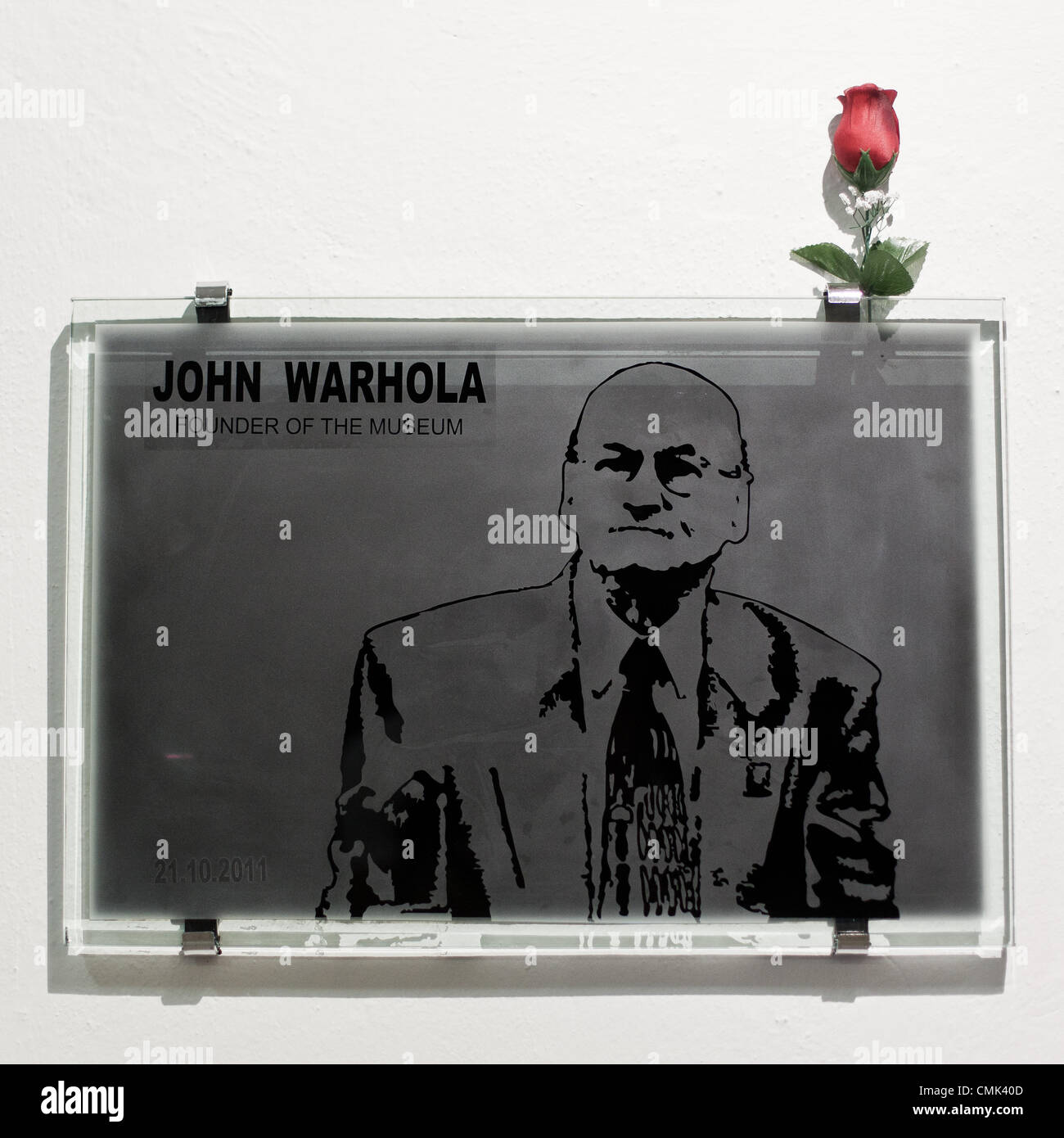 19 août 2012, l'Europe, la Slovaquie Medzilaborce - Mémorial de John Warhola fondateur de l'Andy Warhol Museum d'Art moderne, ouvert en 1991, qui contient de nombreuses œuvres et effets d'Andy Warhol et de son frère Paul et neveu James Warhola. La mère de Warhol, Julia Warhola, est né et a vécu avec son mari dans le village de Miková, 17 km à l'ouest. Andy Warhol (6 août 1928 - 22 février 1987) était un artiste américain qui a été une figure de proue dans le mouvement d'art visuel connu sous le nom de John Warhola pop art (31 mai 1925 - 24 décembre 2010) était son jeune frère. Banque D'Images