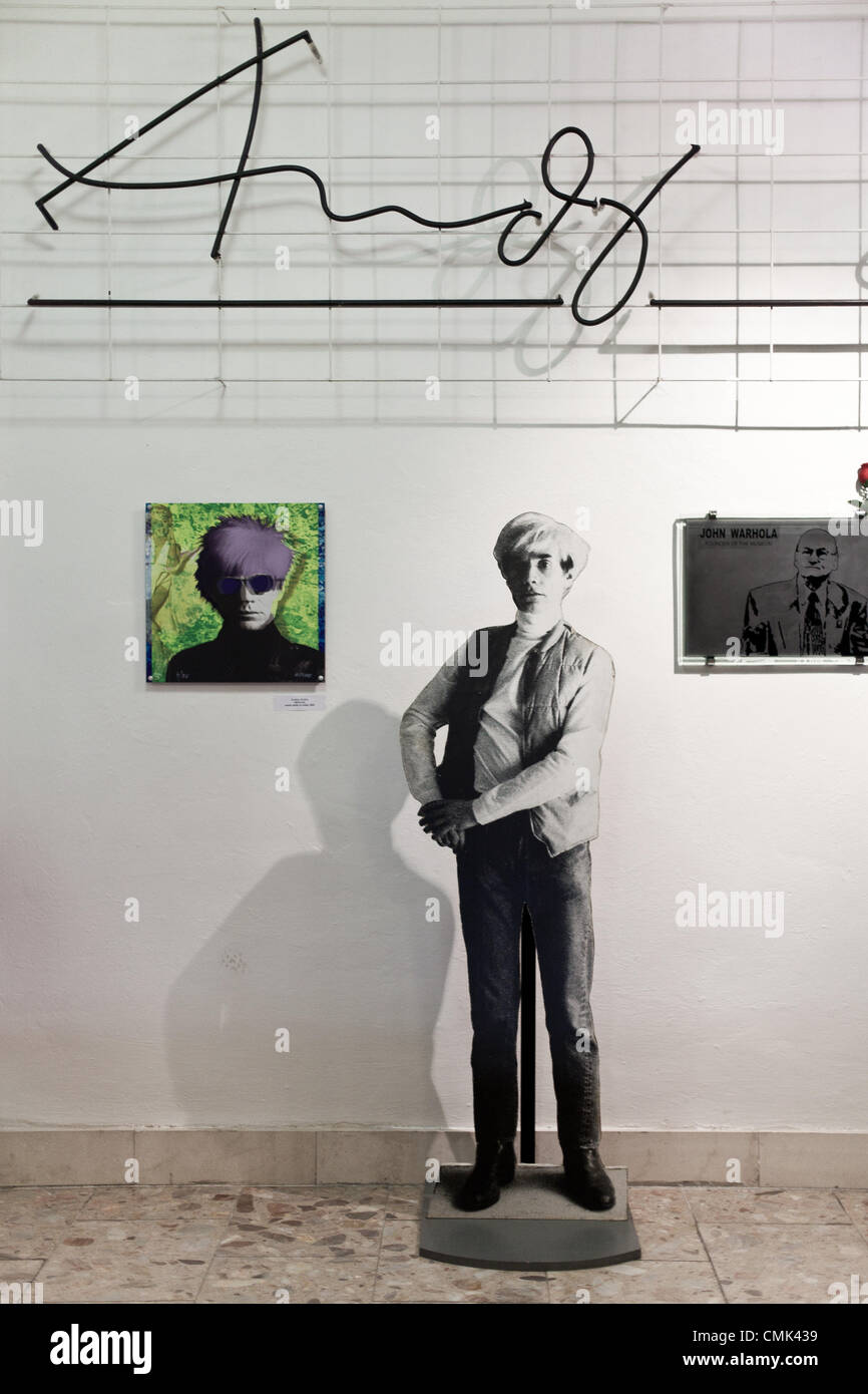 19 août 2012, l'Europe, la Slovaquie Medzilaborce - à l'intérieur de l'Andy Warhol Museum d'Art moderne, ouvert en 1991, qui contient de nombreuses œuvres et effets d'Andy Warhol et de son frère Paul et neveu James Warhola. La mère de Warhol, Julia Warhola, est né et a vécu avec son mari dans le village de Miková, 17 km à l'ouest. Andy Warhol (6 août 1928 - 22 février 1987) était un artiste américain qui a été une des figures de l'art visuel mouvement connu sous le nom de pop art. Banque D'Images