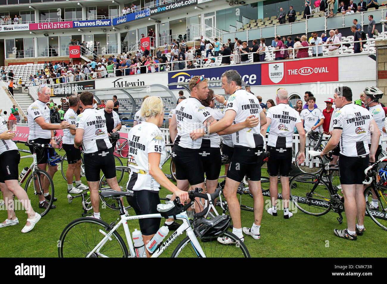 21.08.2012. L'ovale, Londres, Angleterre. Richard Thompson &AMP ; Freddie Flintoff reconnaître chacun d'autres efforts dans le tour de vélo pour le Tom Maynard memorial fund après qu'ils atteignent l'Kia Oval avant le début de la CB40 match Surrey V Welsh dragons à la Kia Kennington Oval Londres Angleterre. Banque D'Images