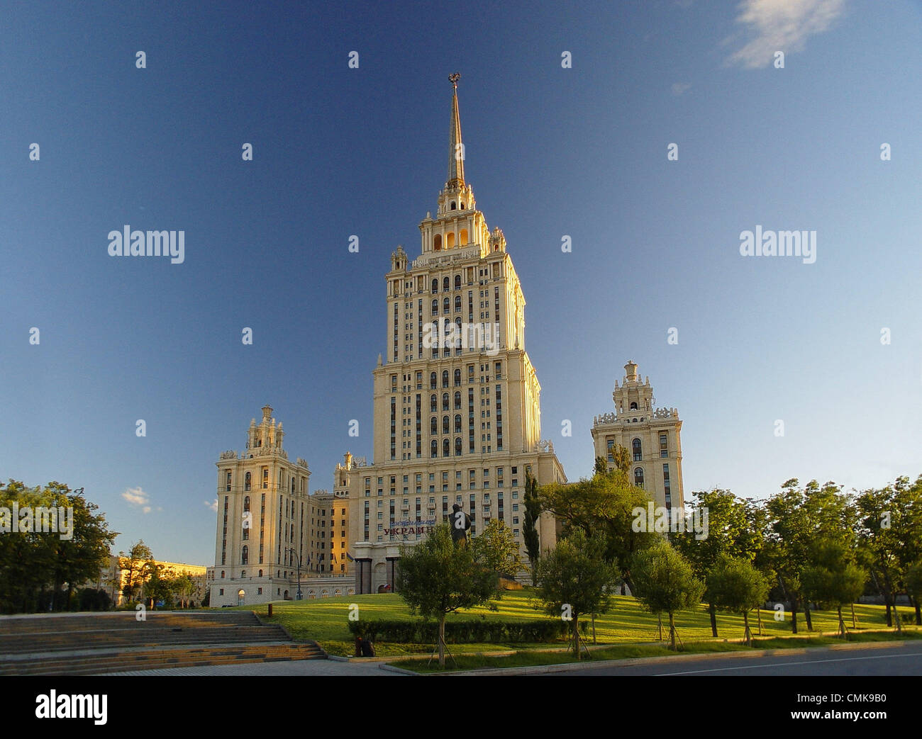 18 juin 2004 - Moscou, Russie - l'architecture stalinienne (l'empire de Staline ou de style néo-renaissance de Staline), également appelé gothique stalinien, ou classicisme socialiste, est un terme donné à l'architecture de l'Union soviétique sous la direction de Joseph Staline...l'architecture stalinienne est associé à l'école du réalisme socialiste de l'art et l'architecture...sur la photo : l'empire de Staline gratte-ciel de style bâtiment de l'hôtel Ukraina (Ukraine) à Moscou. (Crédit Image : © PhotoXpress/ZUMAPRESS.com) Banque D'Images