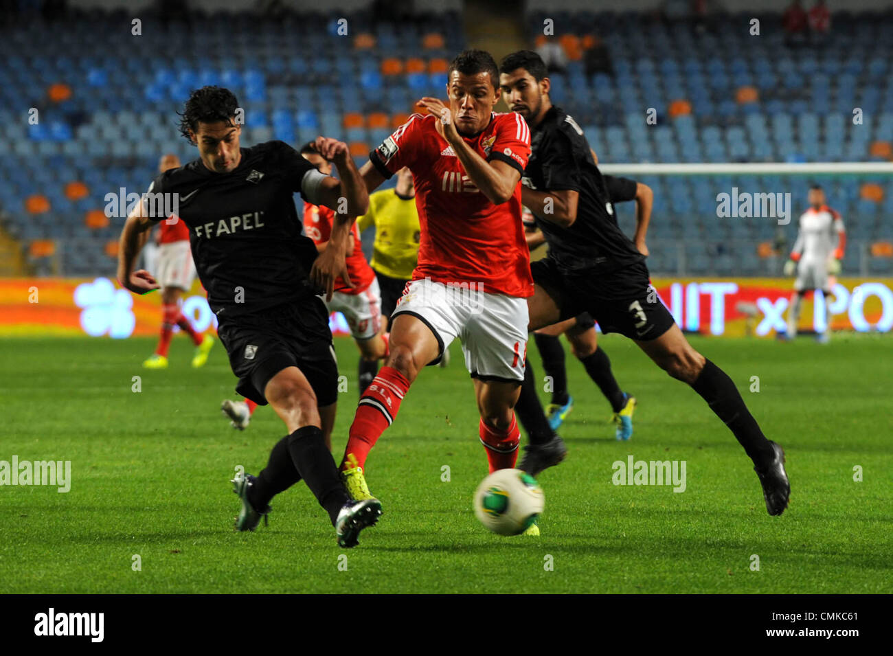L'attaquant brésilien de Benfica s'acharne pour Lima la balle avec Academica defender João du vrai au cours de la Liga Sagres portugaise match de football entre Academica et Benfica Banque D'Images