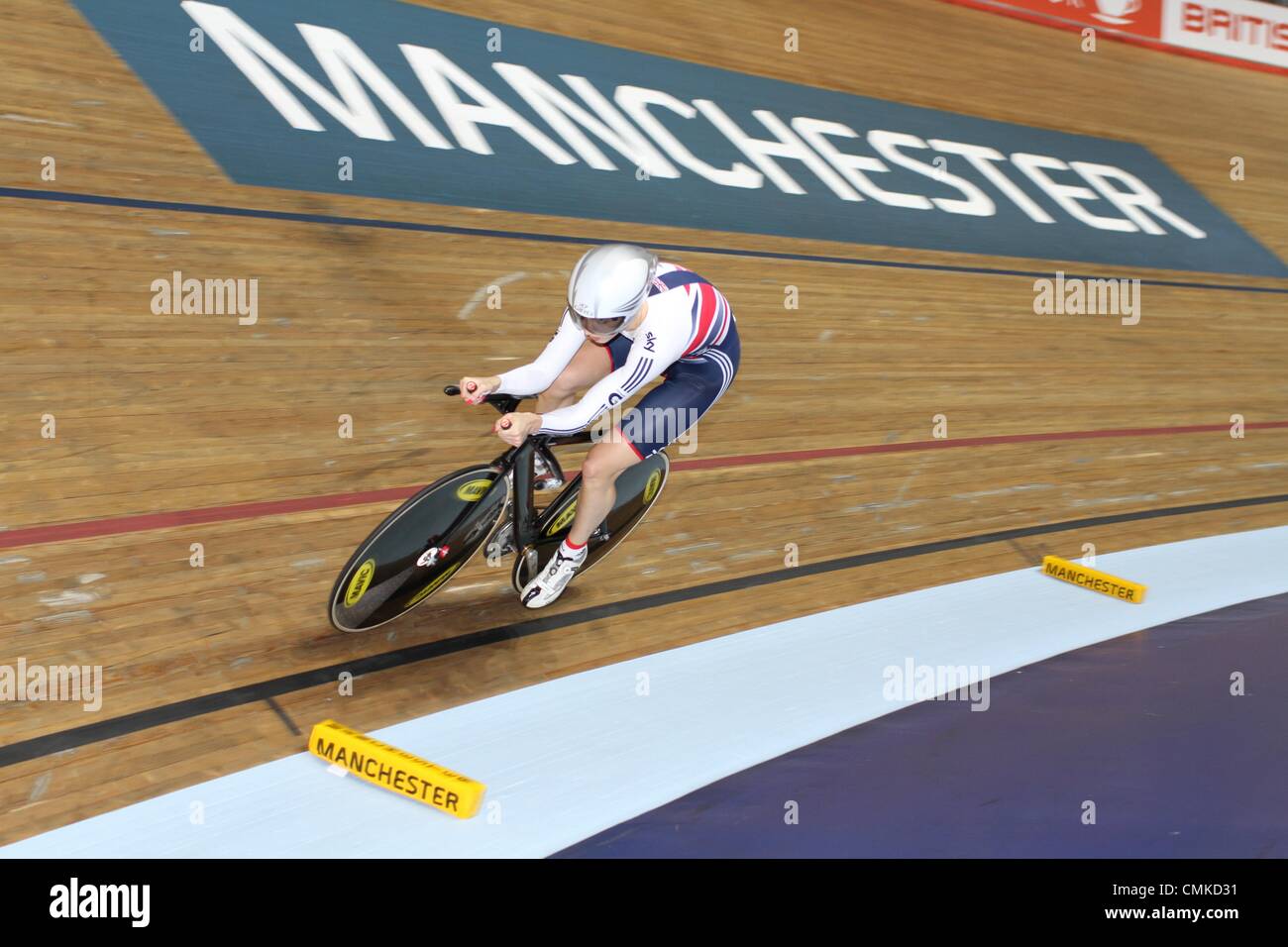 Coupe du Monde de Cyclisme sur piste, Centre National de cyclisme, Manchester, Royaume-Uni. 2 novembre 2013. Joanna Rowsell en poursuite individuelle session de qualification Crédit : Neville Styles/Alamy Live News Banque D'Images