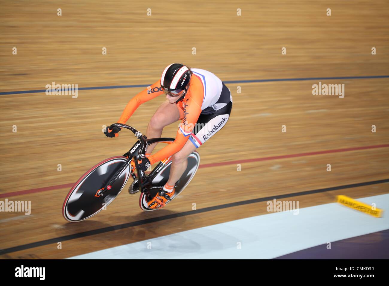 Coupe du Monde de Cyclisme sur piste, Centre National de cyclisme, Manchester, Royaume-Uni. 2 novembre 2013. Ligtlee Elis (NED) dans le sprint femmes Crédit Qualification : Neville Styles/Alamy Live News Banque D'Images