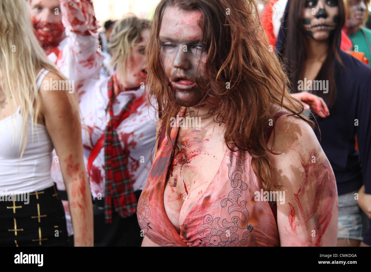 Sydney, Australie. 2 novembre 2013. Le Sydney Zombie Walk définit au large de Hyde Park pour recueillir des fonds pour la fondation du cerveau. Crédit : Copyright 2013 Richard Milnes/Alamy Live News. Banque D'Images