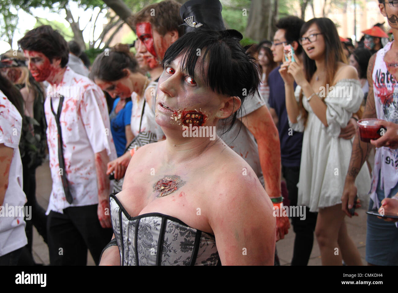 Sydney, Australie. 2 novembre 2013. Le Sydney Zombie Walk définit au large de Hyde Park pour recueillir des fonds pour la fondation du cerveau. Crédit : Copyright 2013 Richard Milnes/Alamy Live News. Banque D'Images