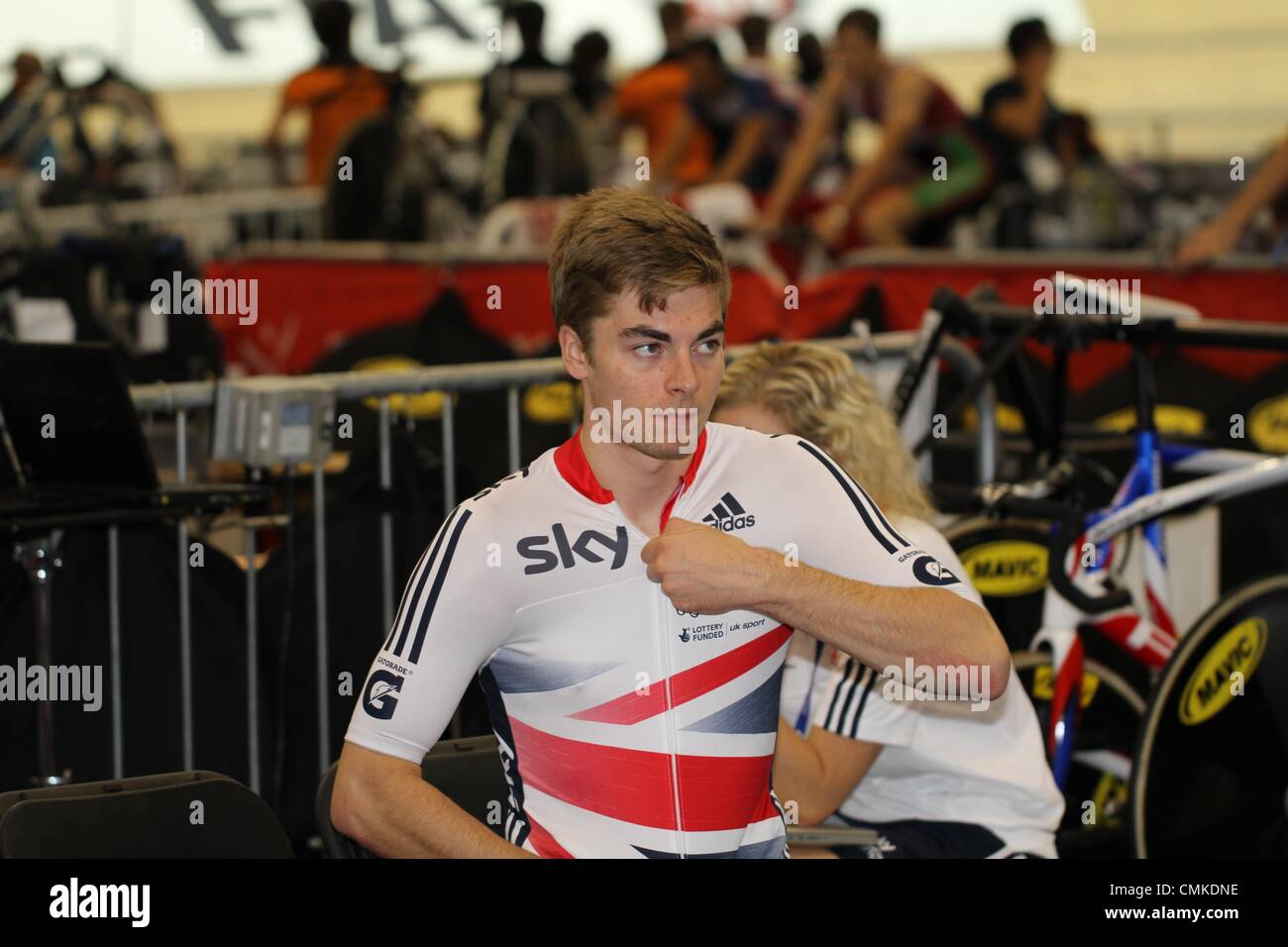 Coupe du Monde de Cyclisme sur piste, Centre National de cyclisme, Manchester, Royaume-Uni. 2 novembre 2013. Jon Dibben (GBR) se préparer pour l'omnium Crédit poursuite individuelle : Neville Styles/Alamy Live News Banque D'Images