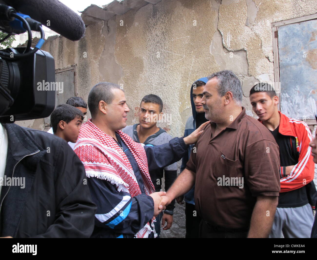 La ville de Gaza, la bande de Gaza. 30Th Oct, 2013. Omar palestinienne Massoud (L) est libéré après 20 ans dans une prison israélienne à Gaza, la bande de Gaza, 30 octobre 2013. En 1993, il a tué un collègue israélien. Photo : Ahmed Fejumi/dpa/Alamy Live News Banque D'Images