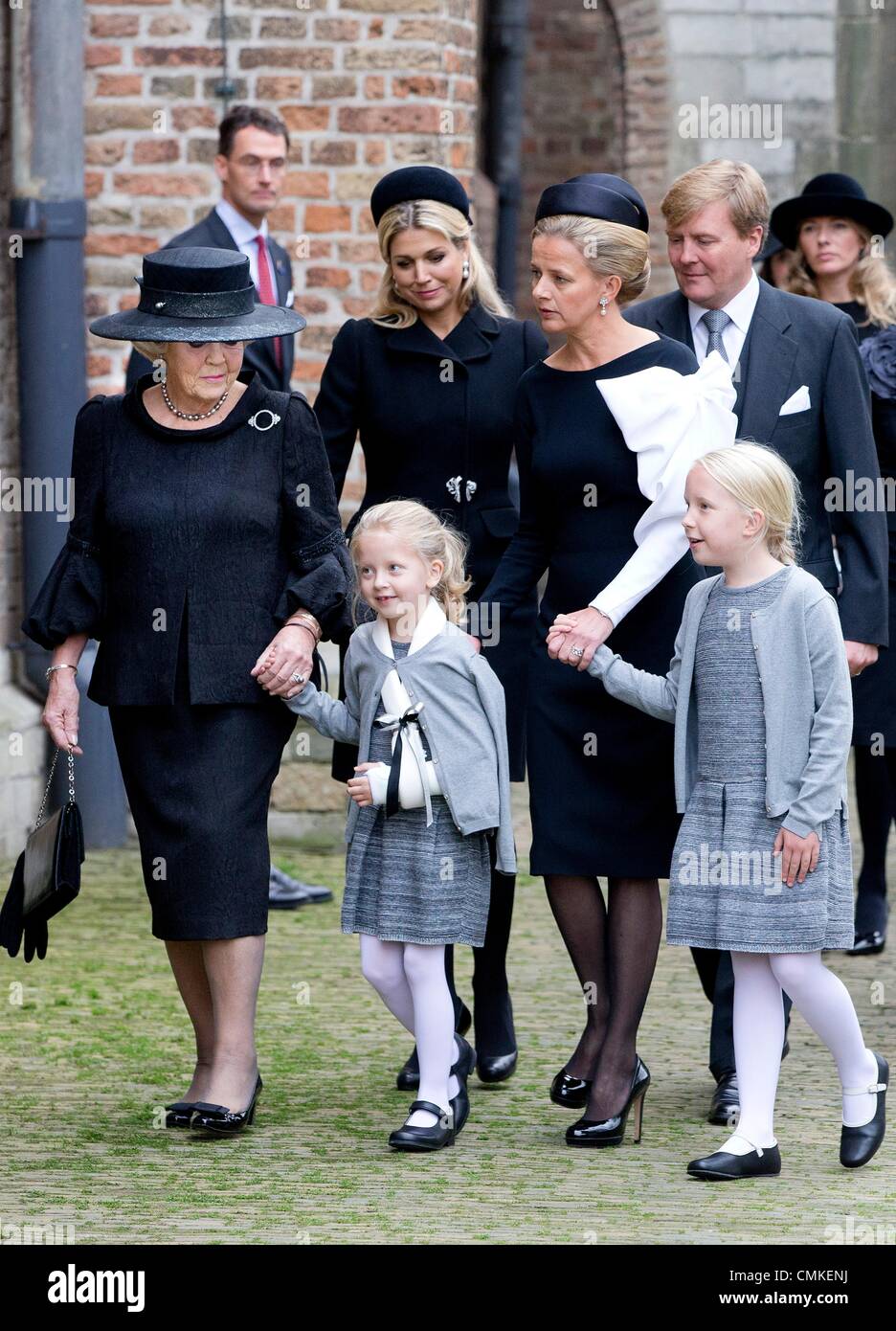 Delft, Pays-Bas, pour le Mémorial du Prince Friso. 09Th Nov, 2013. La  princesse Beatrix des Pays-Bas (L-R), la Reine Maxima, comtesse Zaria, La  Princesse Mabel, Roi Willem-Alexander et la Comtesse Luana arrivent