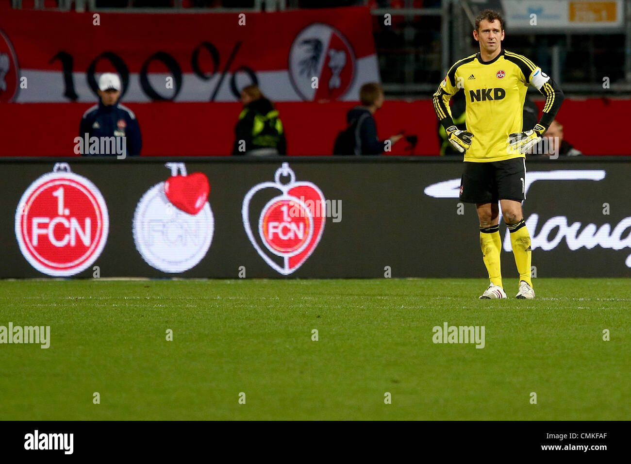 Nuremberg, Allemagne. 09Th Nov, 2013. Le gardien Raphael Schaefer semble découragée après l'objectif de 3-0 au cours de la Bundesliga match entre 1. FC Nuremberg et SC Freiburg au stade Grundig à Nuremberg, Allemagne, 02 novembre 2013. Photo : DANIEL KARMANN (ATTENTION : En raison de la lignes directrices d'accréditation, le LDF n'autorise la publication et l'utilisation de jusqu'à 15 photos par correspondance sur internet et dans les médias en ligne pendant le match.)/dpa/Alamy Live News Banque D'Images