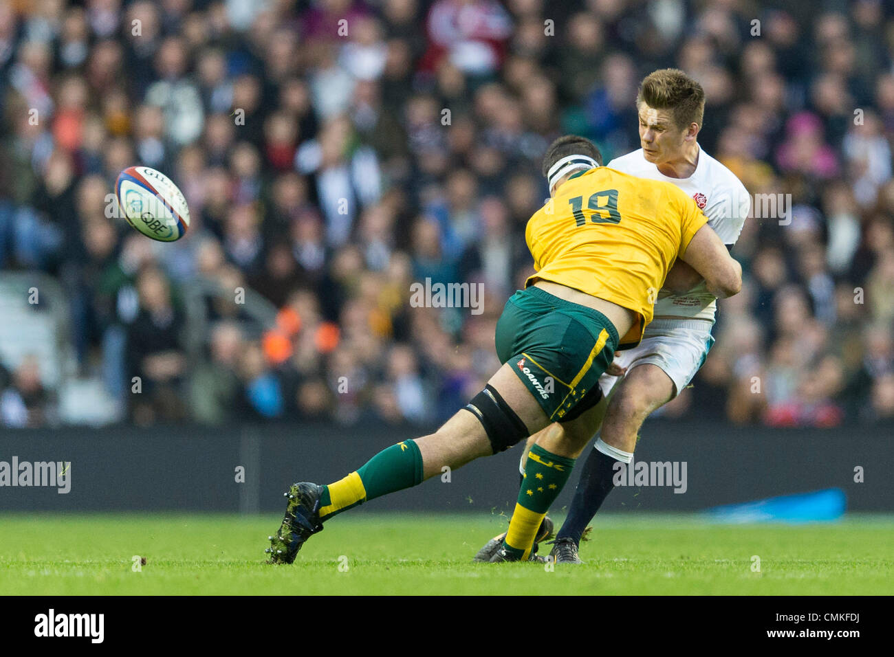 Londres, Royaume-Uni. 09Th Nov, 2013. Owen FARRELL l'Angleterre outhalf défoncé la résoudre par l'Australie avant remplacement Kane DOUGLAS juste après avoir le ballon, pendant le match de rugby entre l'Angleterre et l'Australie : L'action de crédit de Twickenham Plus Sport/Alamy Live News Banque D'Images Londres, Royaume-Uni. 09Th Nov, 2013. Owen FARRELL l'Angleterre outhalf défoncé la résoudre par l'Australie avant remplacement Kane DOUGLAS juste après avoir le ballon, pendant le match de rugby entre l'Angleterre et l'Australie : L'action de crédit de Twickenham Plus Sport/Alamy Live News Banque D'Images