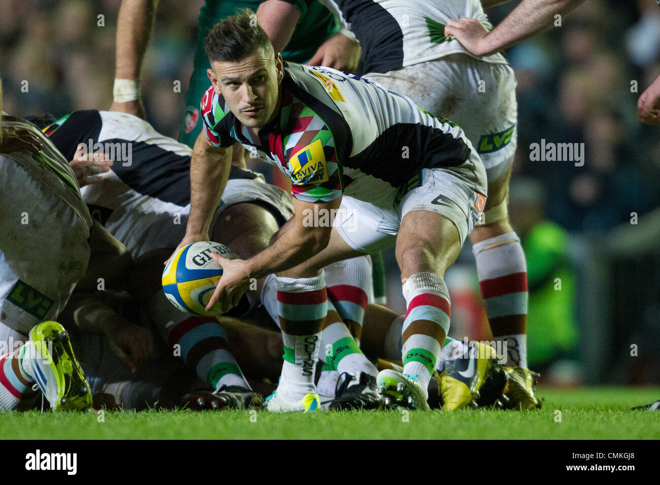 Leicester, Royaume-Uni. 2 novembre 2013. Danny Care (Harlequins) passe la balle d'un ruck. Action de la Aviva Premiership match entre Leicester Tigers et Harlequins joué à Welford Road, Leicester, le samedi 2 novembre 2013. Credit : Graham Wilson // Alamy Images Pipeline Live News Banque D'Images