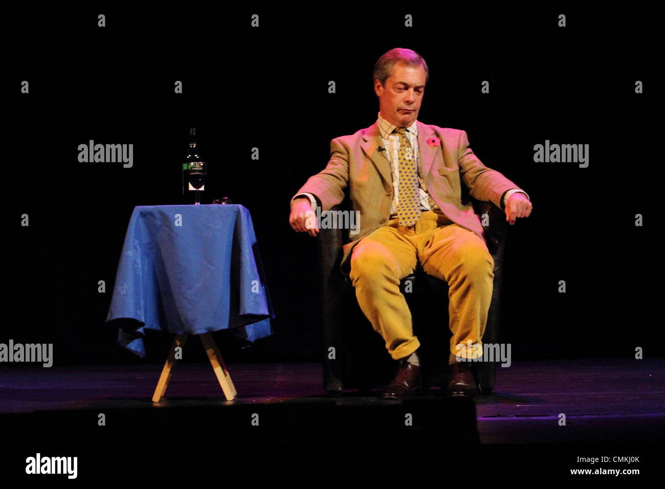 Leader de l'UKIP, Nigel Farage, député européen sur la scène à l'Opéra de Buxton durant sa tournée 2013 du théâtre au Royaume-Uni. Banque D'Images