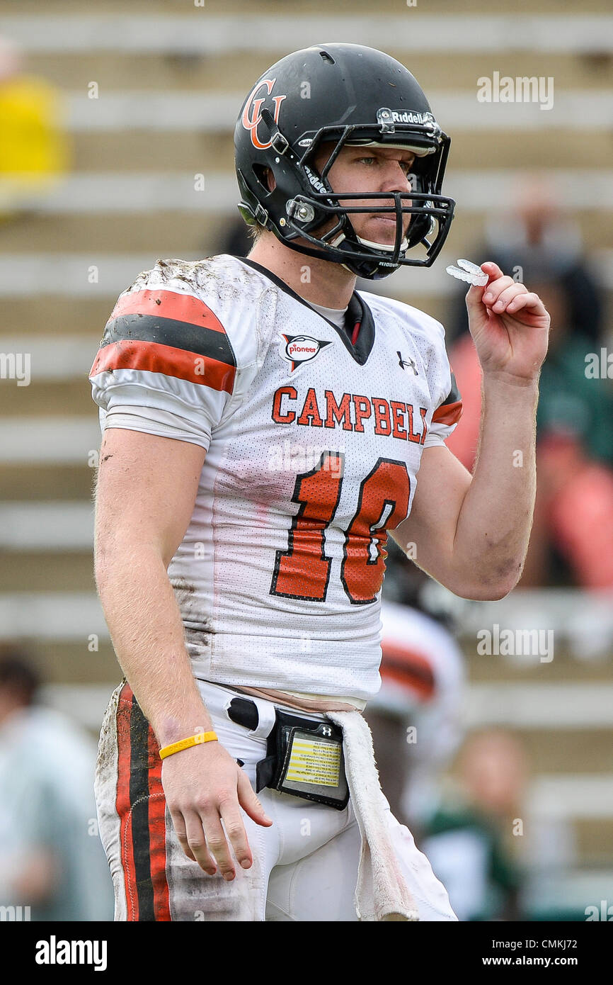 Deland, en Floride, USA. 2 nov., 2013. Campbell quarterback Brian Hudson (18) au cours de premier semestre NCAA Football action de jeu entre les combats de chameaux et Campbell Stetson Chapeliers au Spec Martin Stadium à DeLand, Floride. Credit : csm/Alamy Live News Banque D'Images