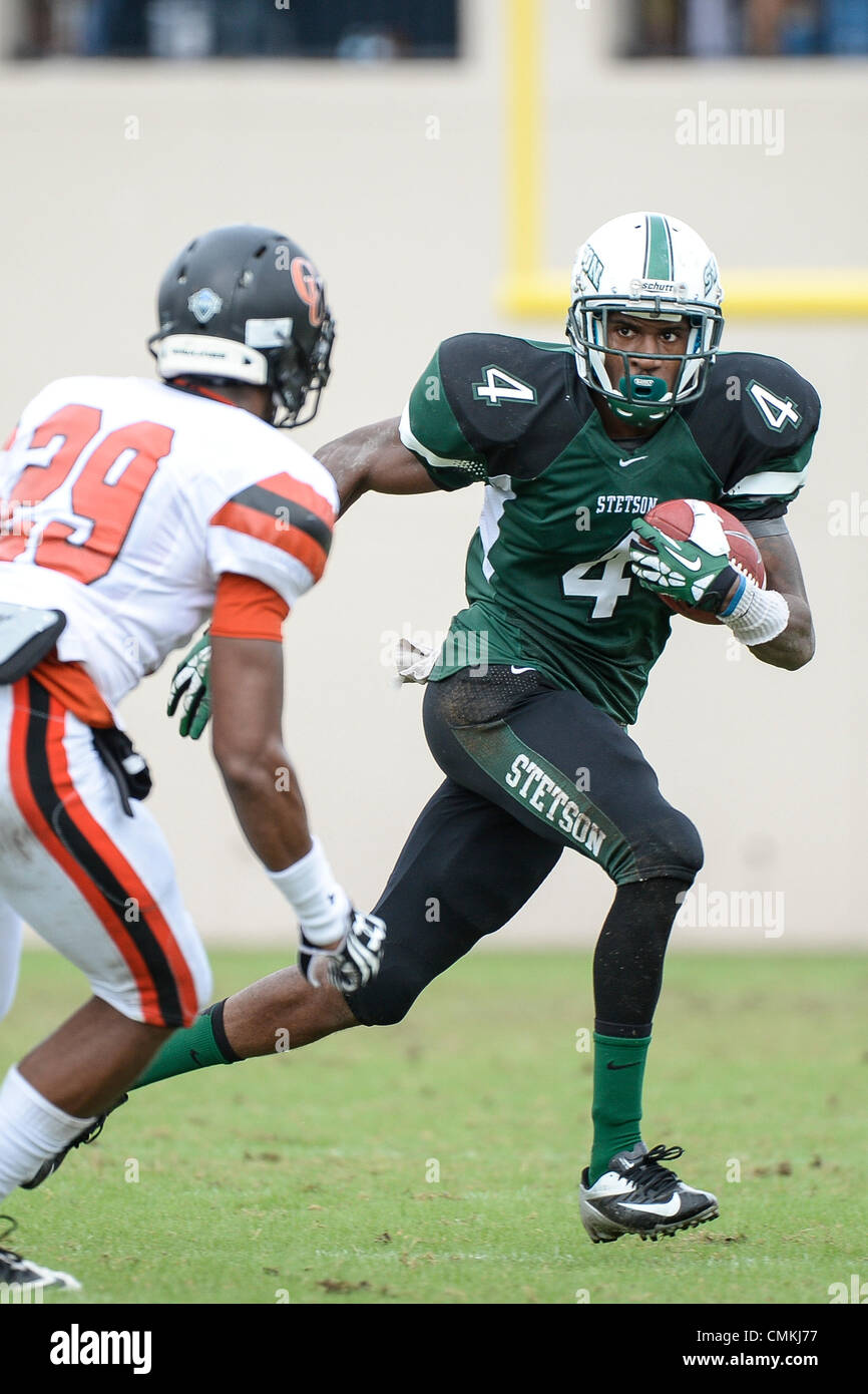 Deland, en Floride, USA. 2 nov., 2013. Récepteur large Stetson Chris Crawford (4) au cours de premier semestre NCAA Football action de jeu entre les combats de chameaux et Campbell Stetson Chapeliers au Spec Martin Stadium à DeLand, Floride. Credit : csm/Alamy Live News Banque D'Images